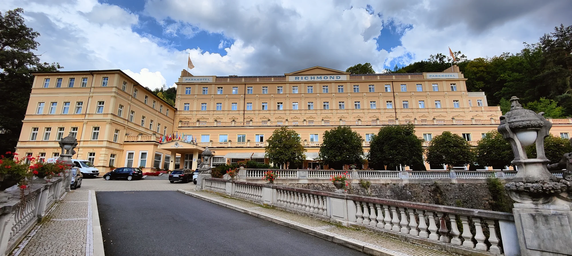 4* relax v Karlových Varech: bazénové a wellness centrum, lázeňské procedury, snídaně či polopenze