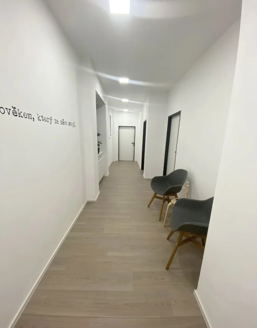 Nechte se hýčkat: 80min. masáž technikou Raindrop s 9 terapeutickými esenciálními oleji