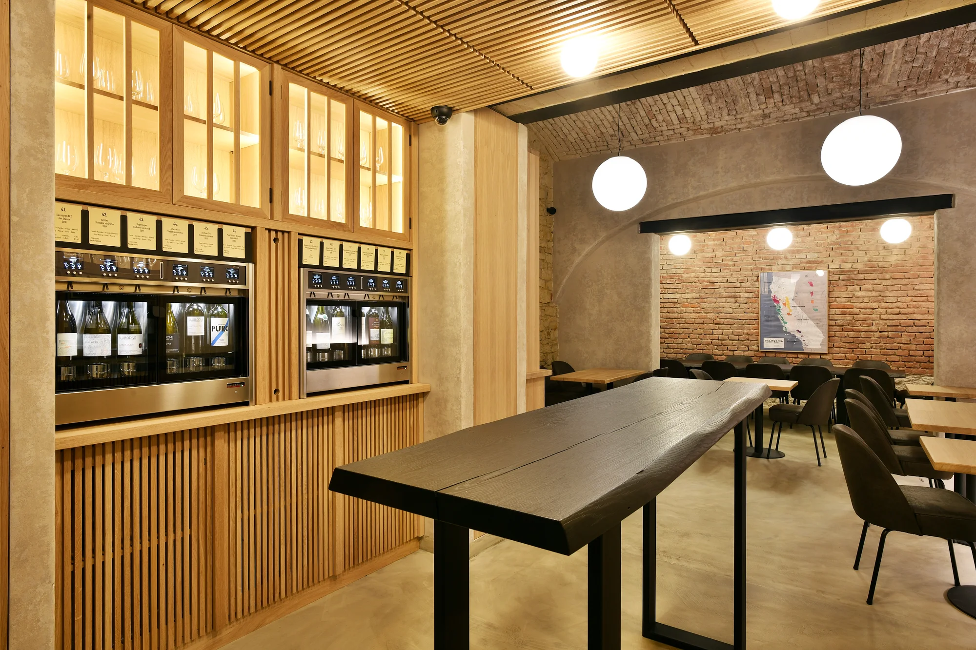 Speciální degustace vína a tapas ve WineList v Karlíně pro 2 osoby