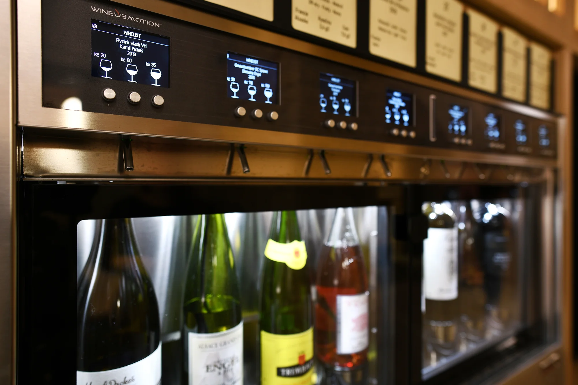 Speciální degustace vína a tapas ve WineList v Karlíně pro 2 osoby