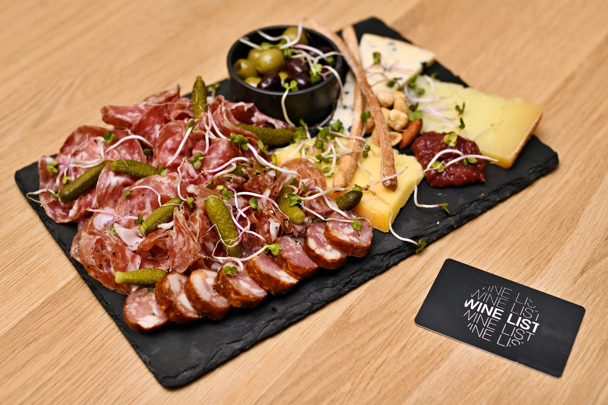 Speciální degustace vína a tapas ve WineList v Karlíně pro 2 osoby