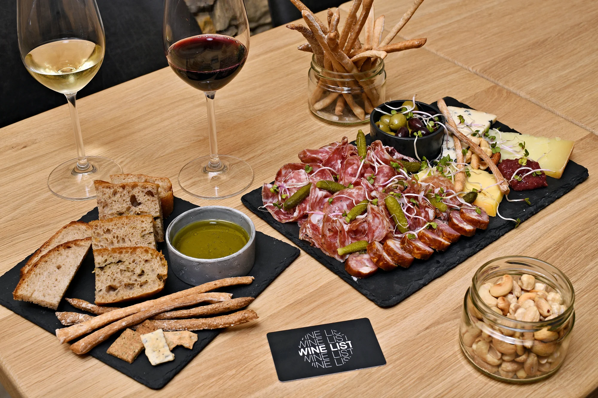 Speciální degustace vína a tapas ve WineList v Karlíně pro 2 osoby