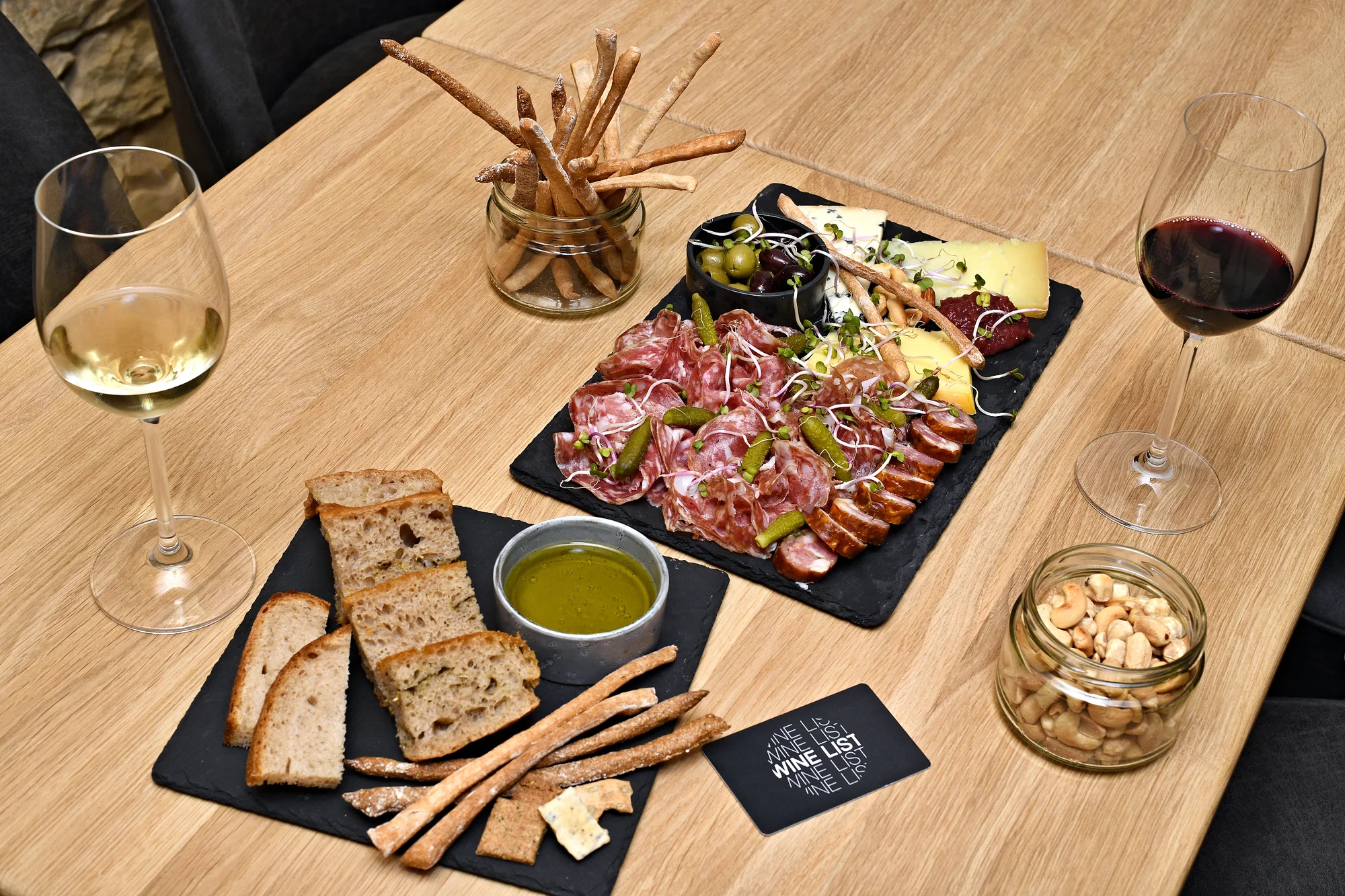 Speciální degustace vína a tapas ve WineList v Karlíně pro 2 osoby