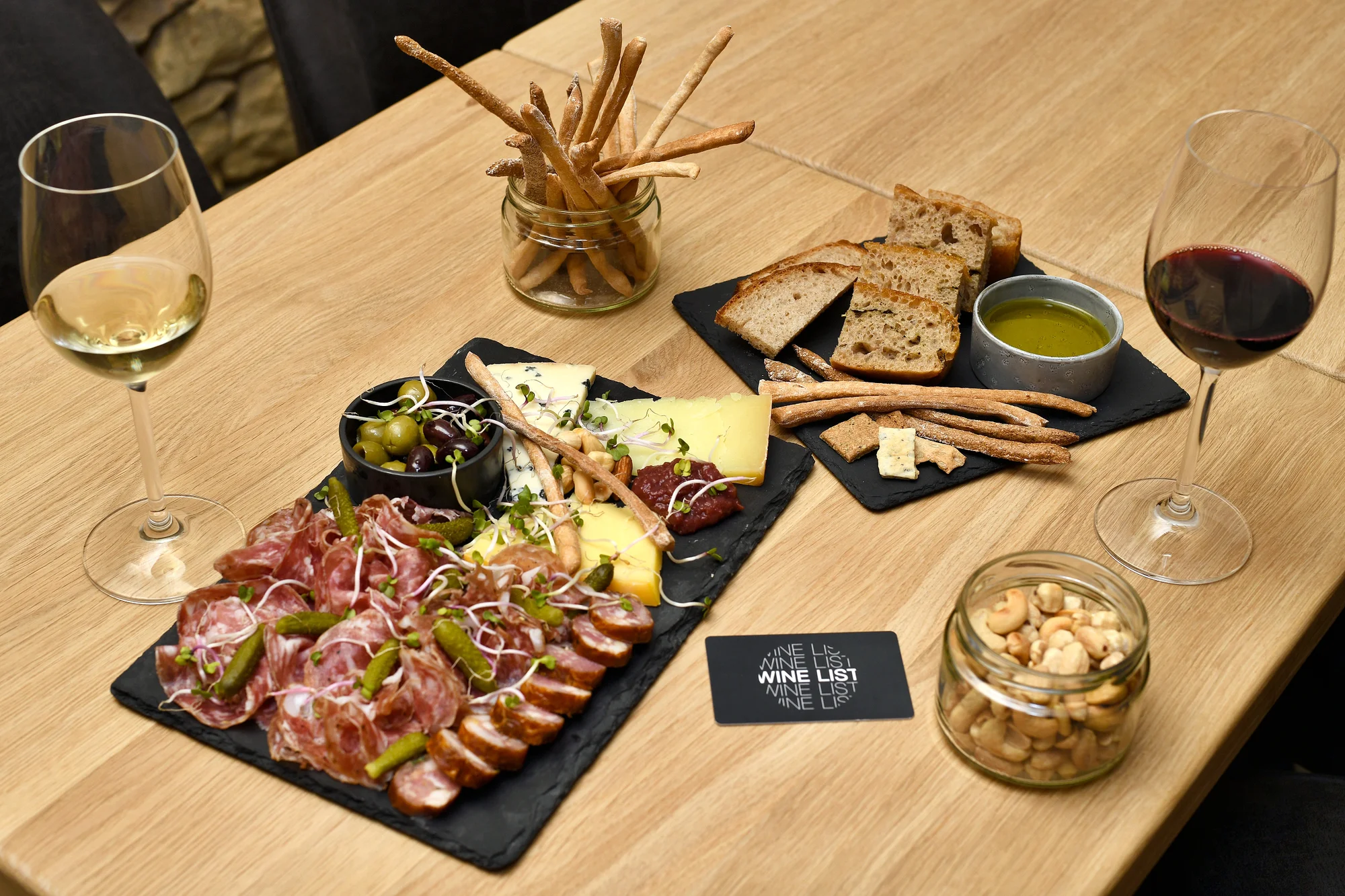 Speciální degustace vína a tapas ve WineList v Karlíně pro 2 osoby
