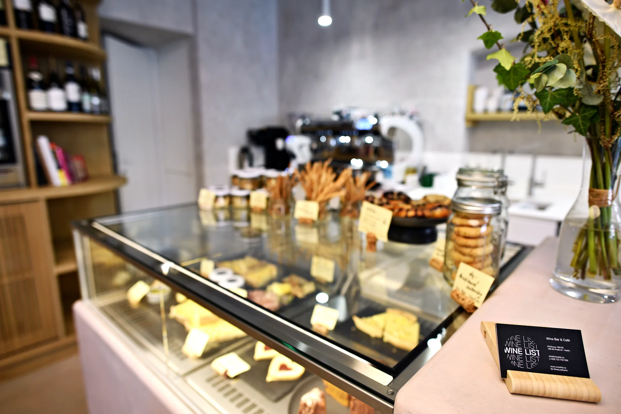 Speciální degustace vína a tapas ve WineList v Karlíně pro 2 osoby