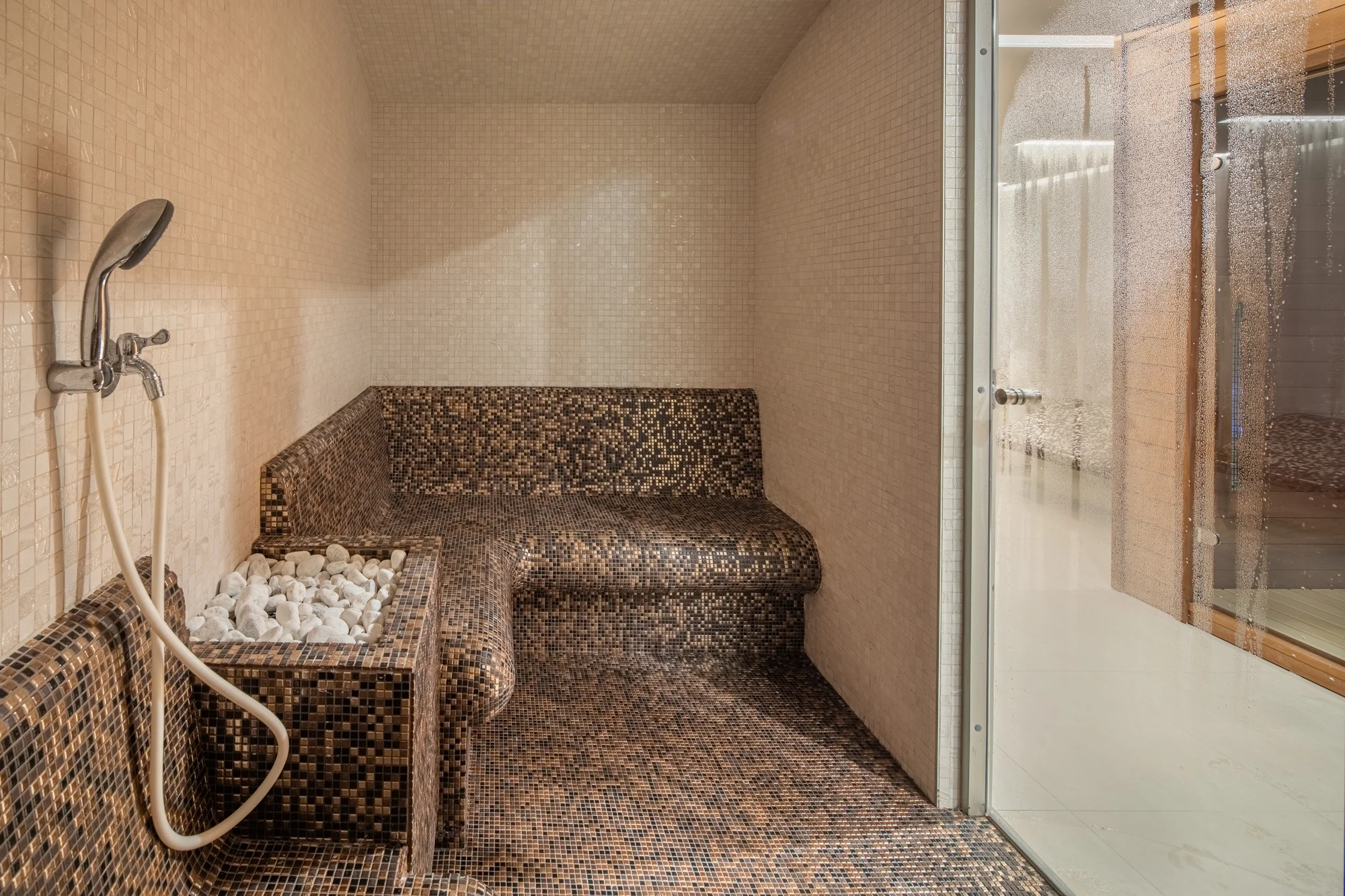 Krásný hotel v Šoproni: polopenze, wellness a poukaz na procedury, dítě zdarma