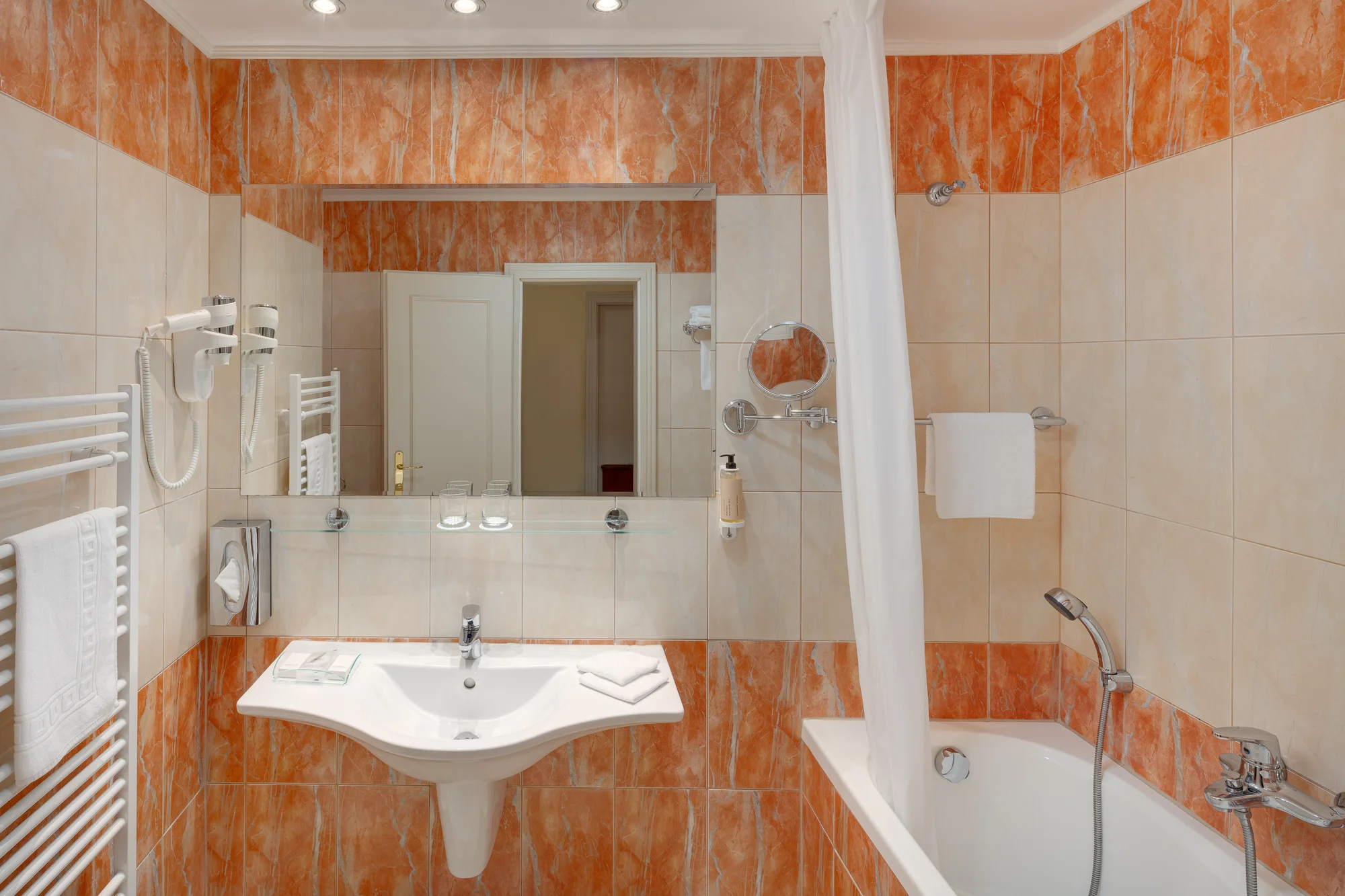 4* luxusní hotel v centru Mariánských lázní: polopenze, neomezený wellness i procedury