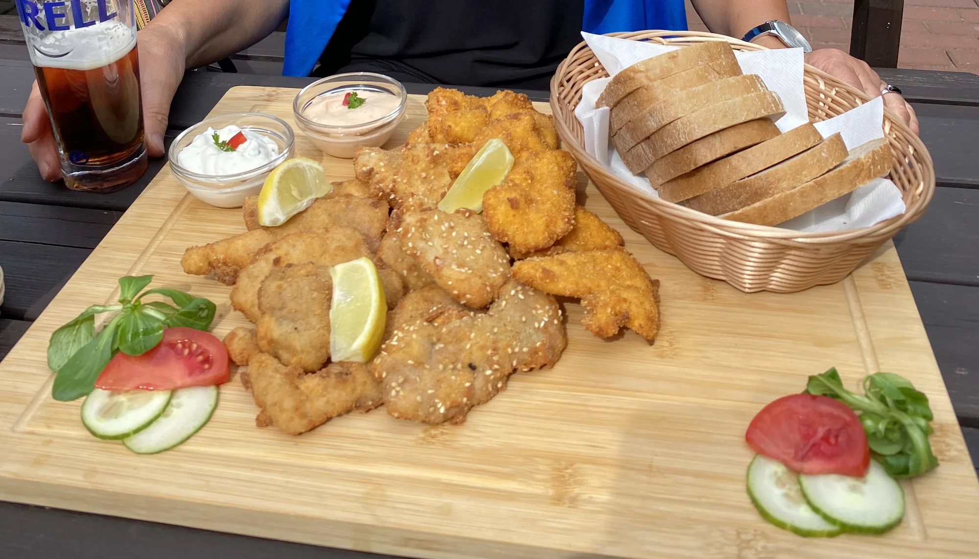 800 g vepřových a kuřecích řízků s dipem a chlebem i hodina bowlingu