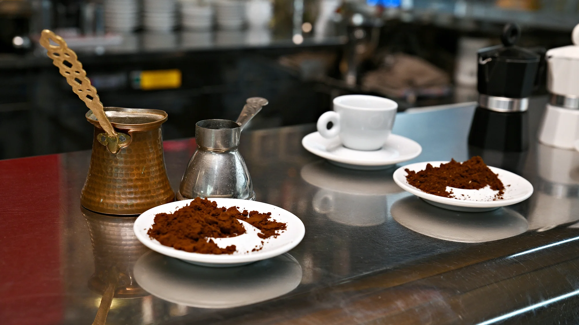 Kurzy pro kávové nadšence: základní teorie i příprava cappuccina, pro pokročilejší kurz latte art