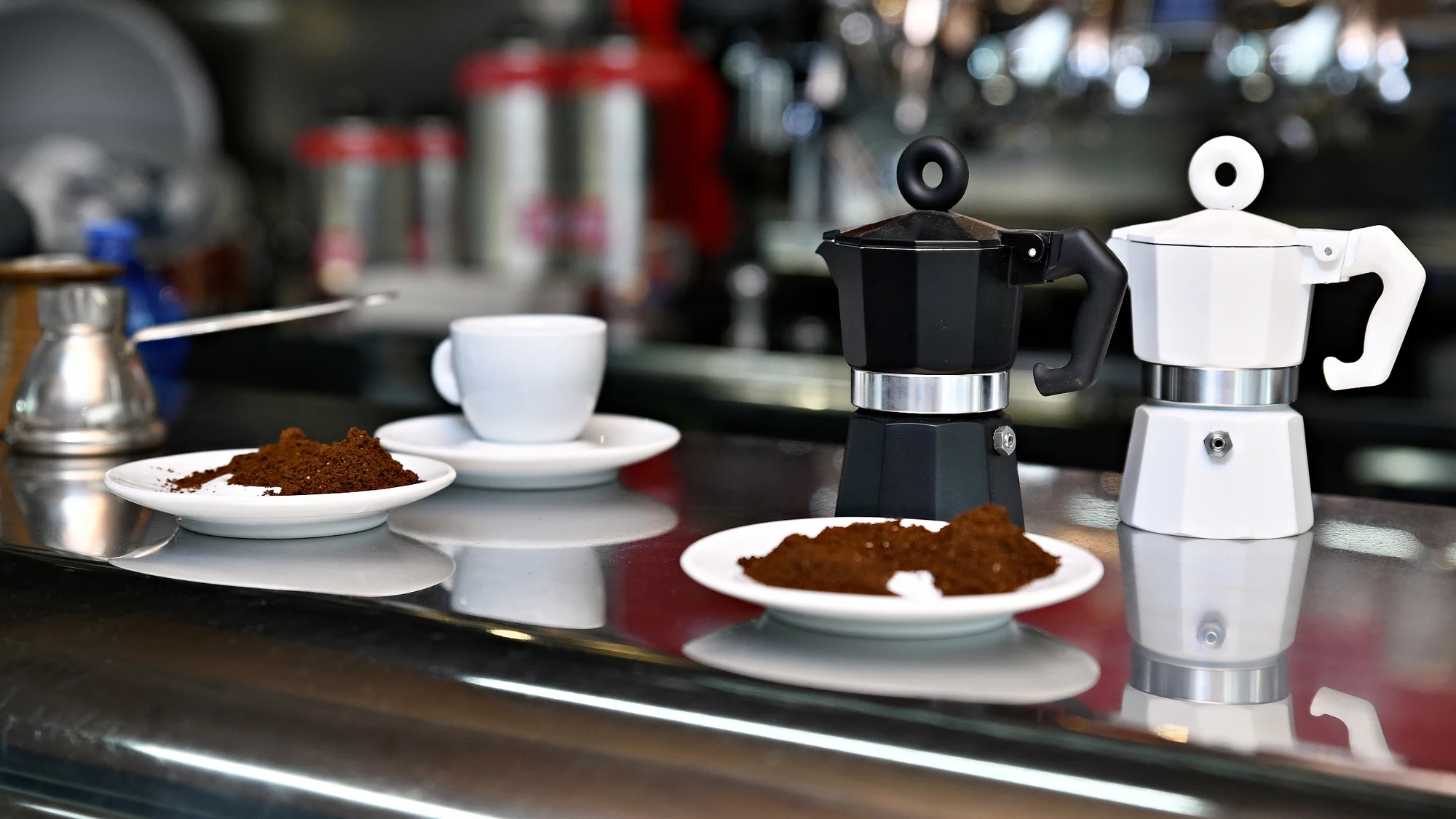 Kurzy pro kávové nadšence: základní teorie i příprava cappuccina, pro pokročilejší kurz latte art