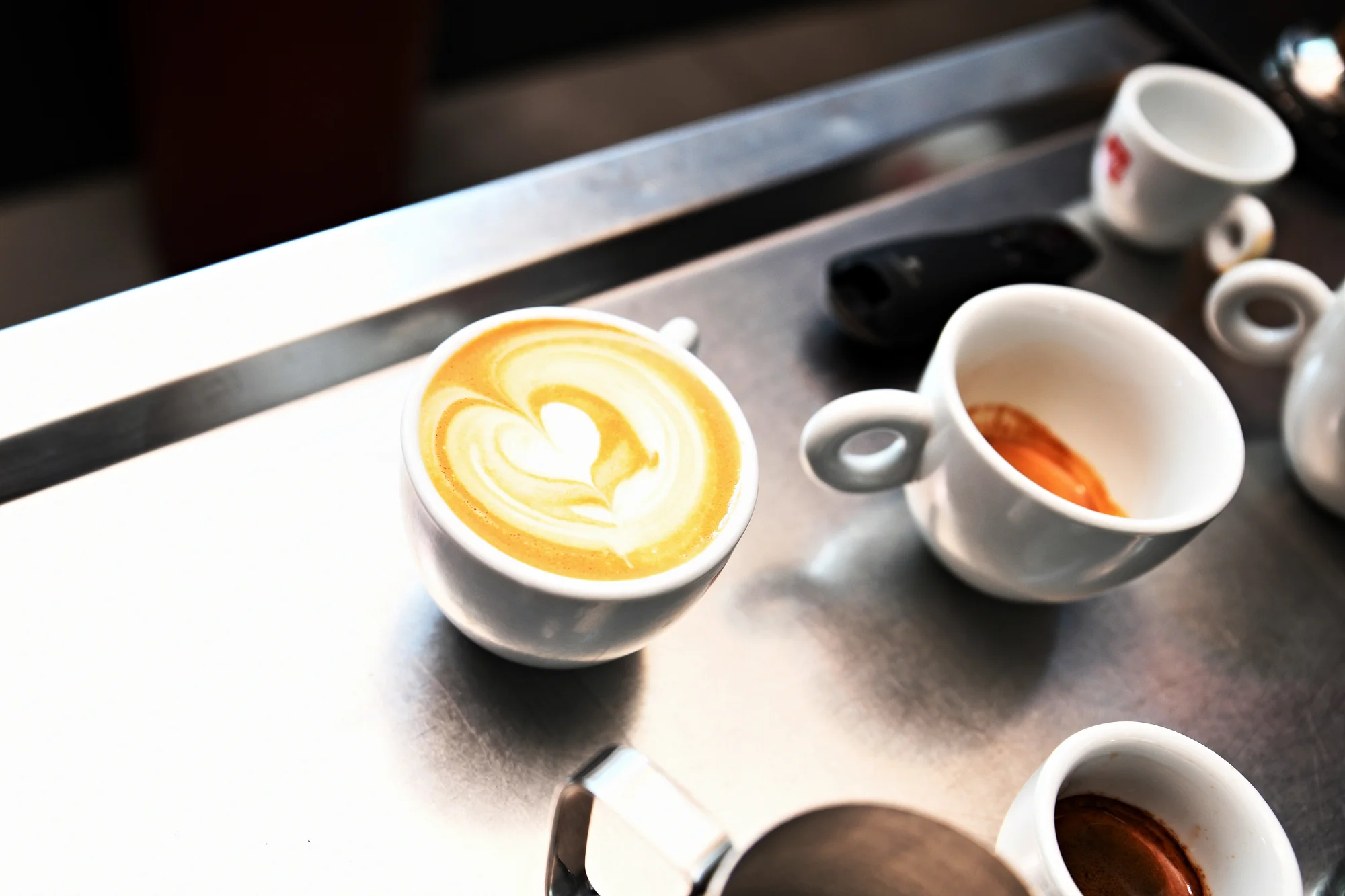 Kurzy pro kávové nadšence: základní teorie i příprava cappuccina, pro pokročilejší kurz latte art