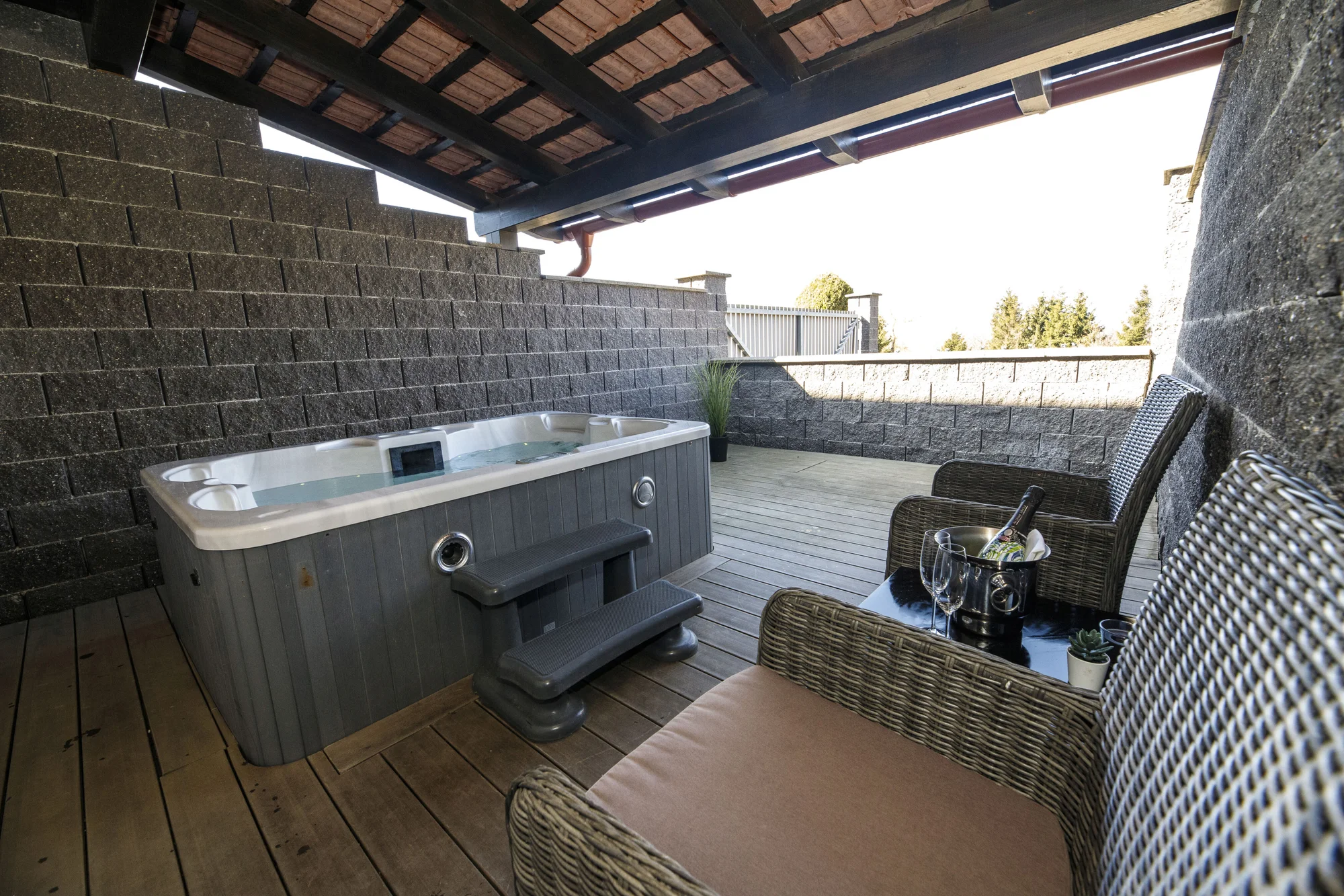 Perfektní rande: 4chodové menu a 50minutový relax ve vířivce a panoramatické sauně pro 2 osoby.
