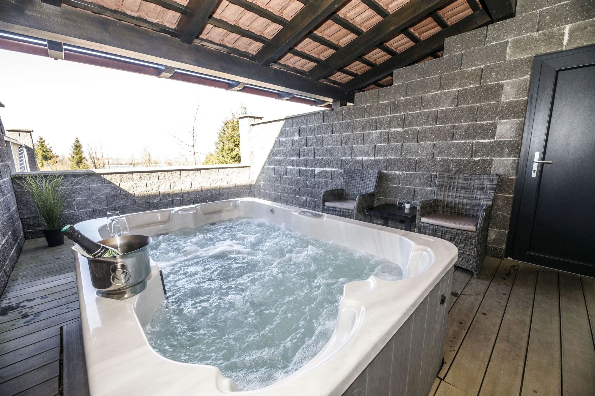 Perfektní rande: 4chodové menu a 50minutový relax ve vířivce a panoramatické sauně pro 2 osoby.
