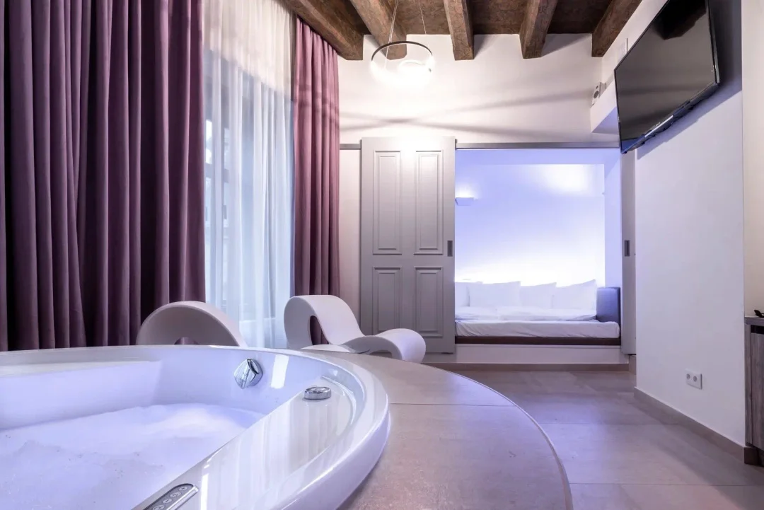 Pronájem luxusních wellness pokojů v centru Olomouce: vířivka i sauna jen pro vás dva