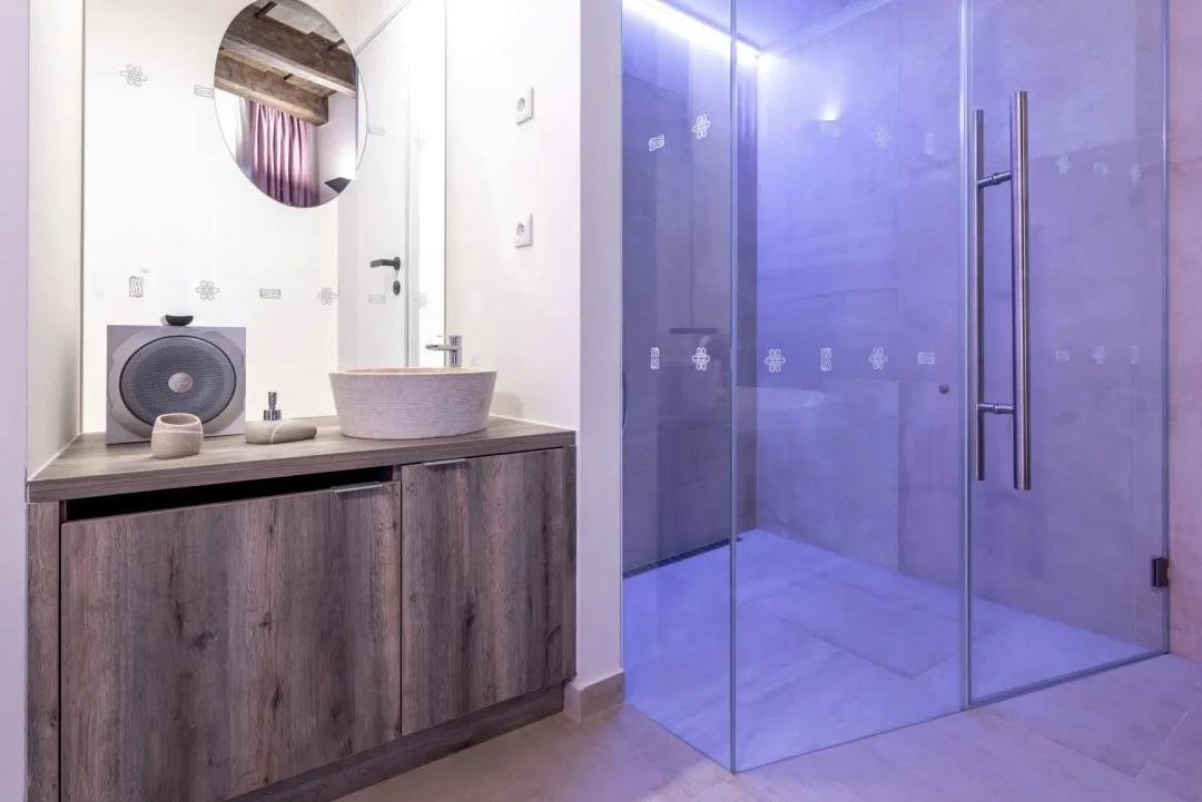 Pronájem luxusních wellness pokojů v centru Olomouce: vířivka i sauna jen pro vás dva