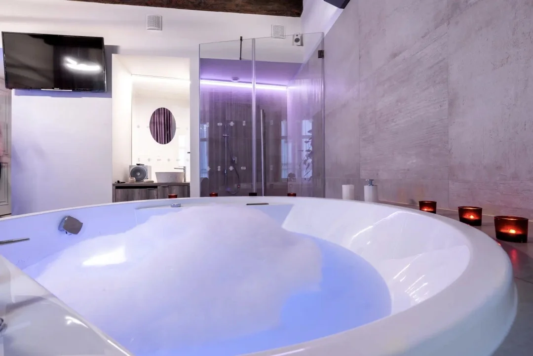 Pronájem luxusních wellness pokojů v centru Olomouce: vířivka i sauna jen pro vás dva