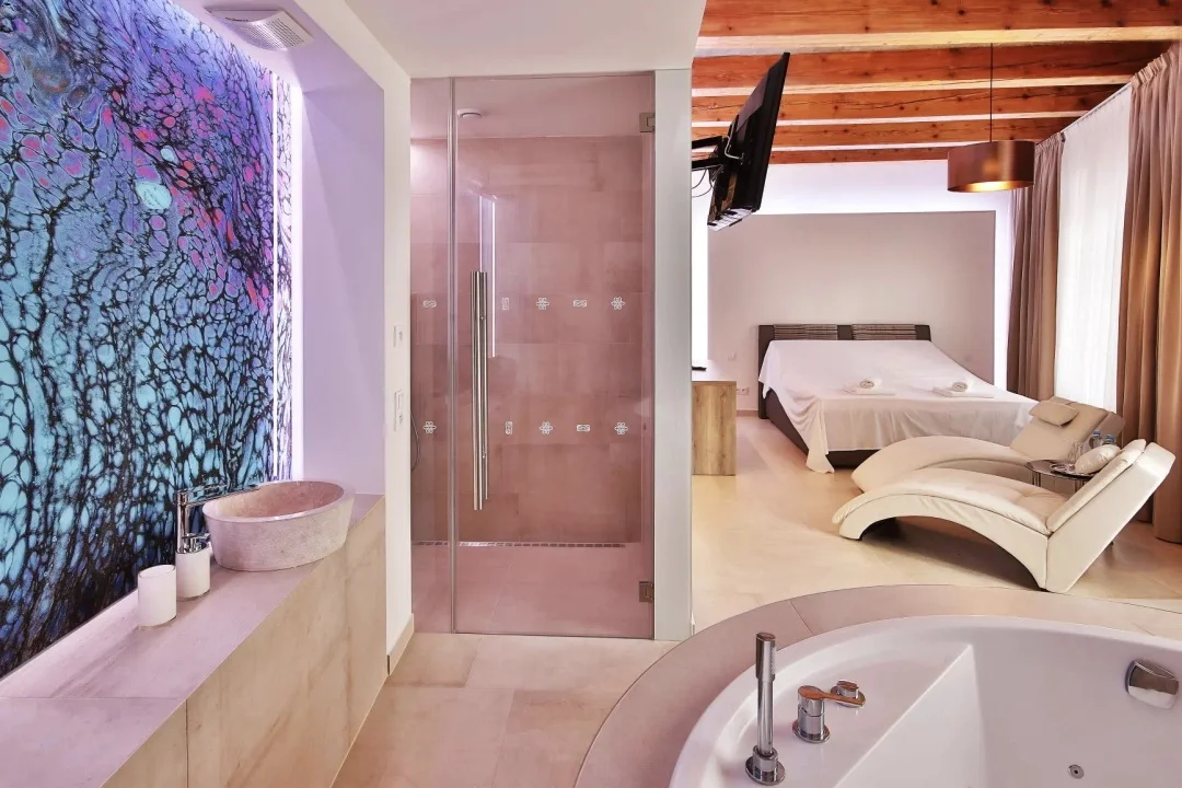 Pronájem luxusních wellness pokojů v centru Olomouce: vířivka i sauna jen pro vás dva
