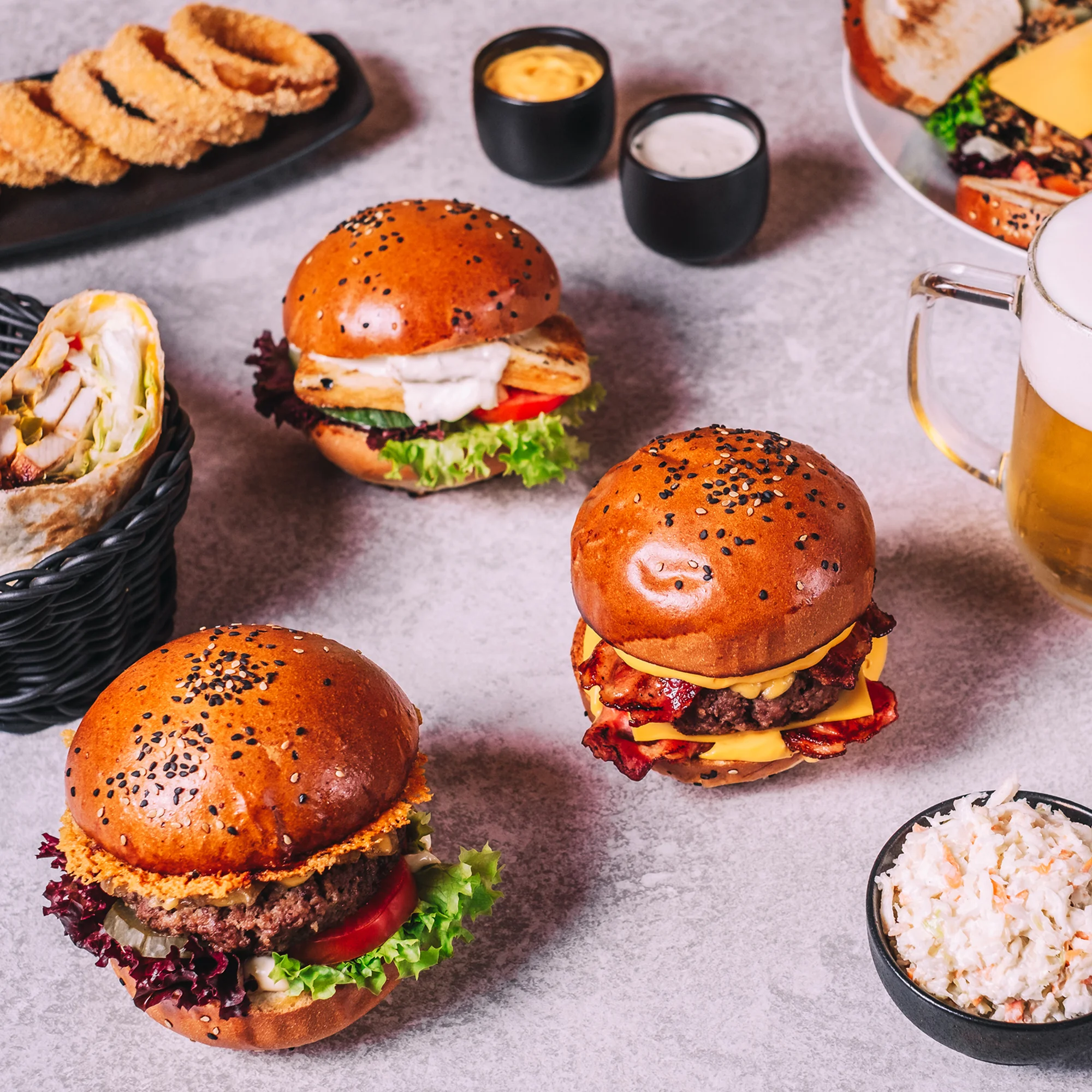 Hovězí, kuřecí i vege burgery, tortily, stripsy, smažáky, saláty i výběr z příloh