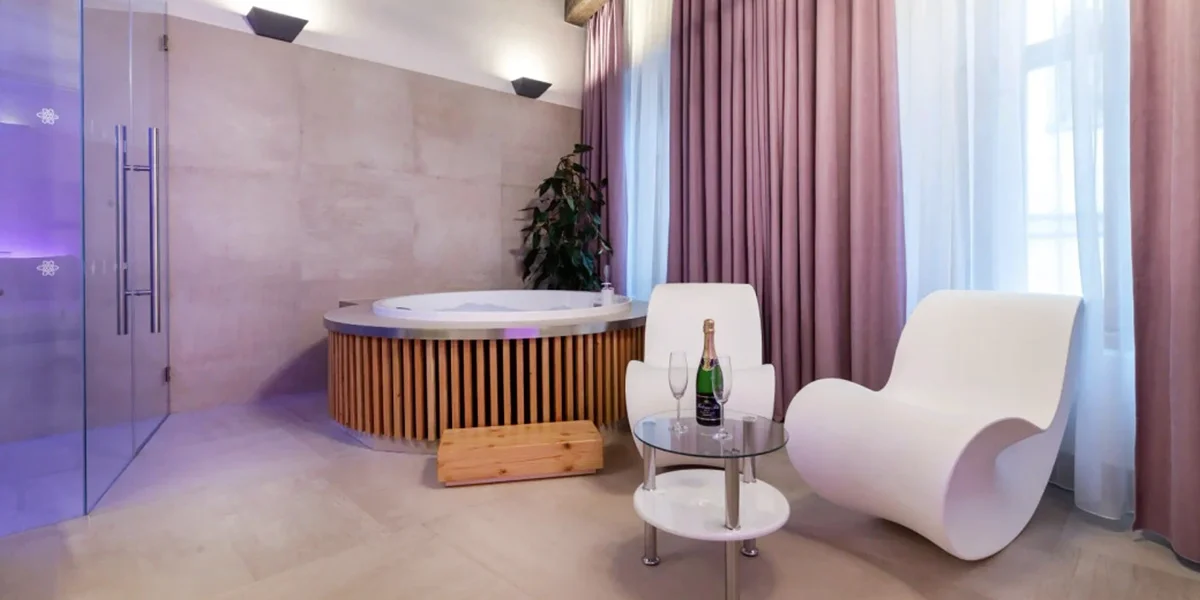 Pronájem luxusních wellness pokojů v centru Olomouce: vířivka i sauna jen pro vás dva