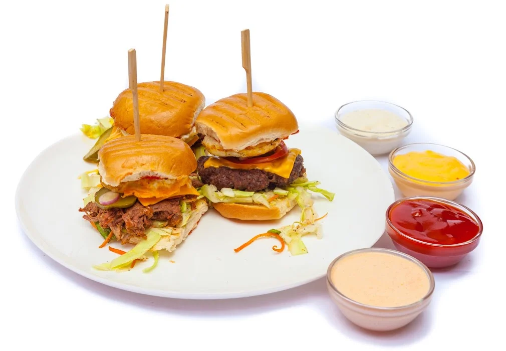 Burger, hotdog či sendvič vč. přílohy a dezertu dle výběru pro 1 i 2 osoby