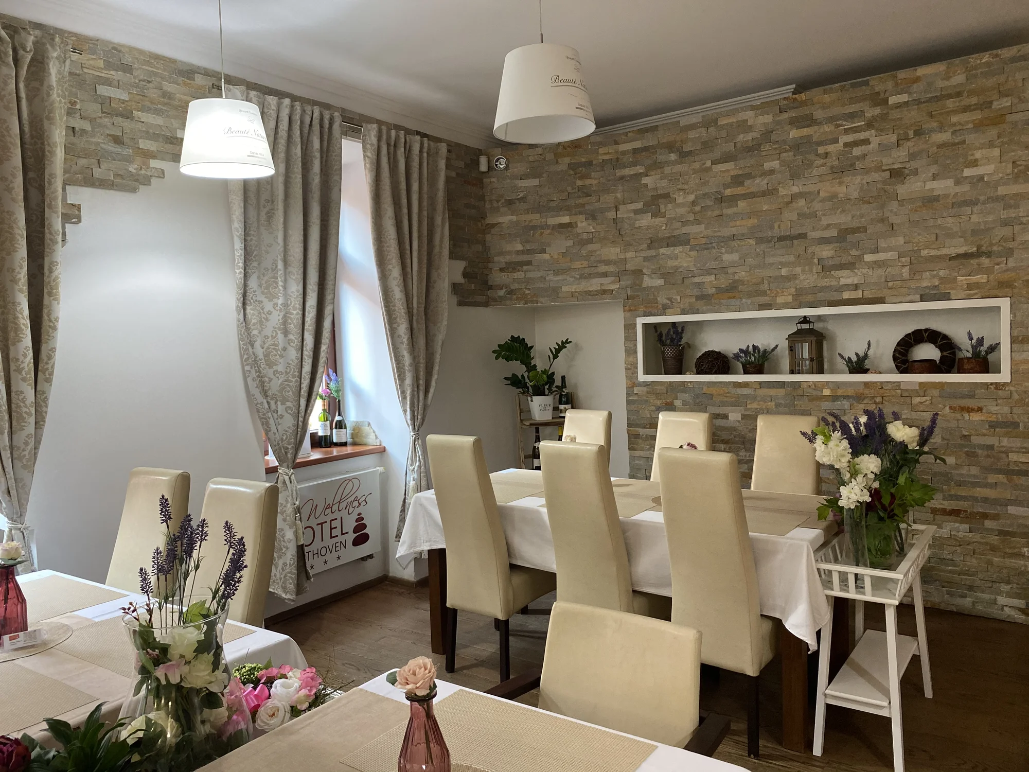 Degustační valentýnské menu: předkrmový a dezertní raut, humří polévka i steak