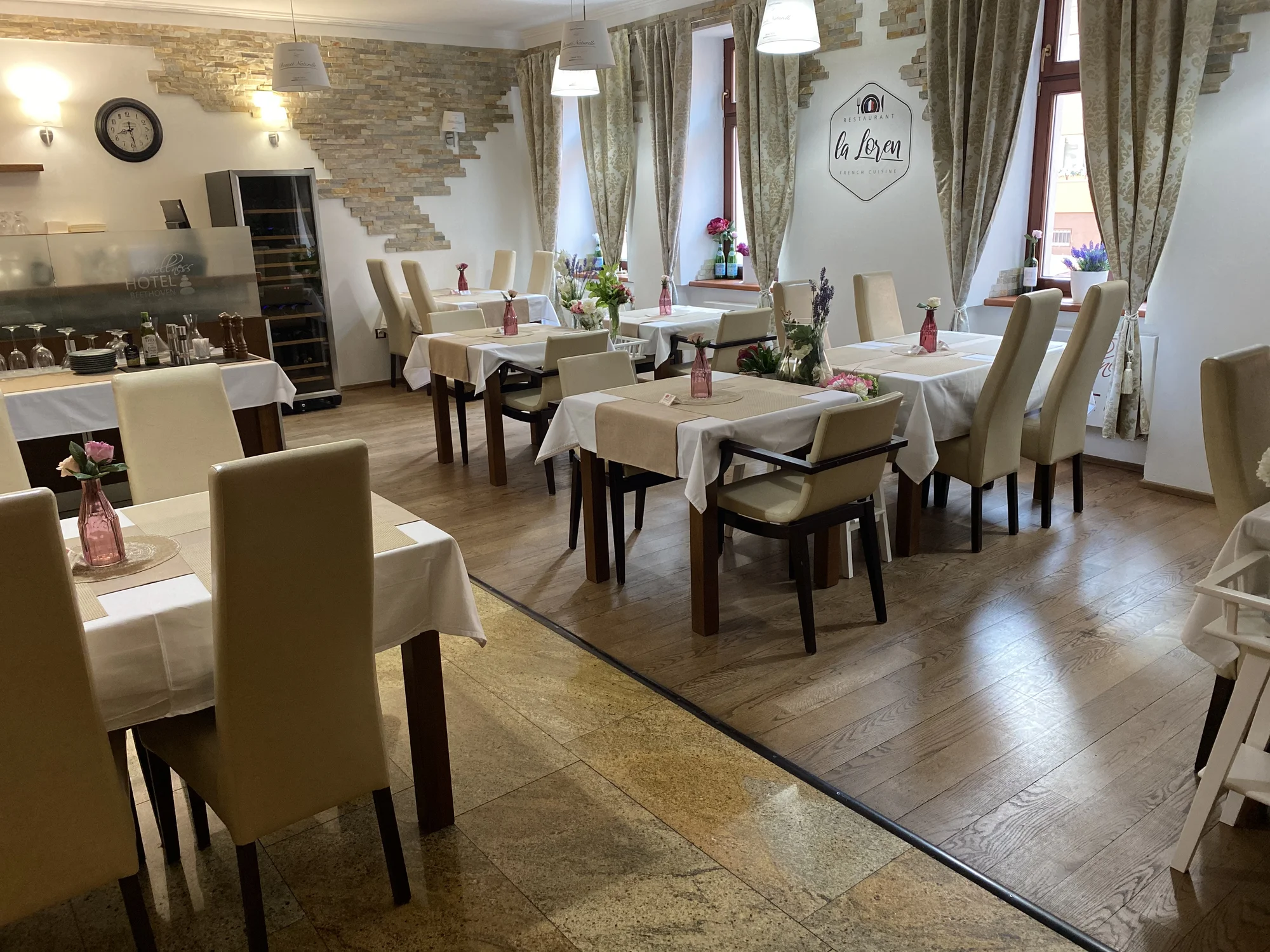 Degustační valentýnské menu: předkrmový a dezertní raut, humří polévka i steak