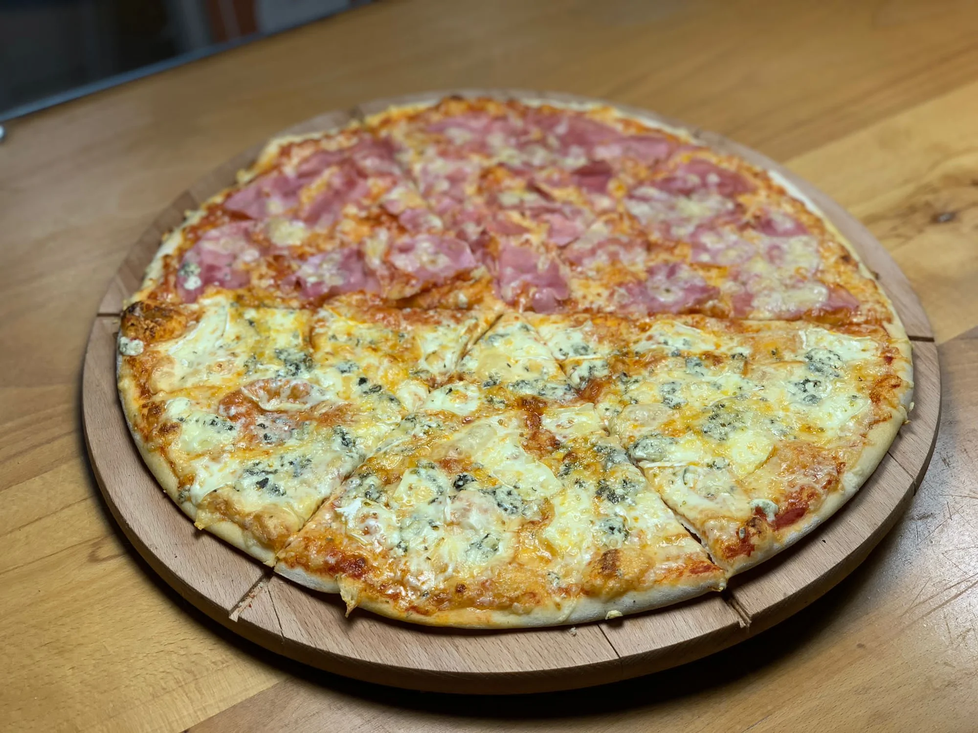 Jedna nebo dvě pizzy dle výběru na odnos s sebou: různé druhy, průměr 45 cm