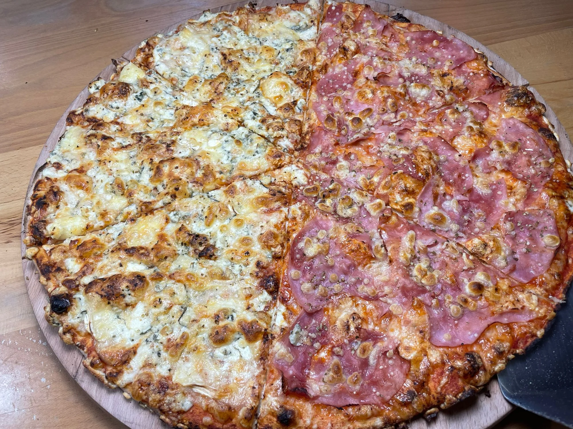Jedna nebo dvě pizzy dle výběru na odnos s sebou: různé druhy, průměr 45 cm