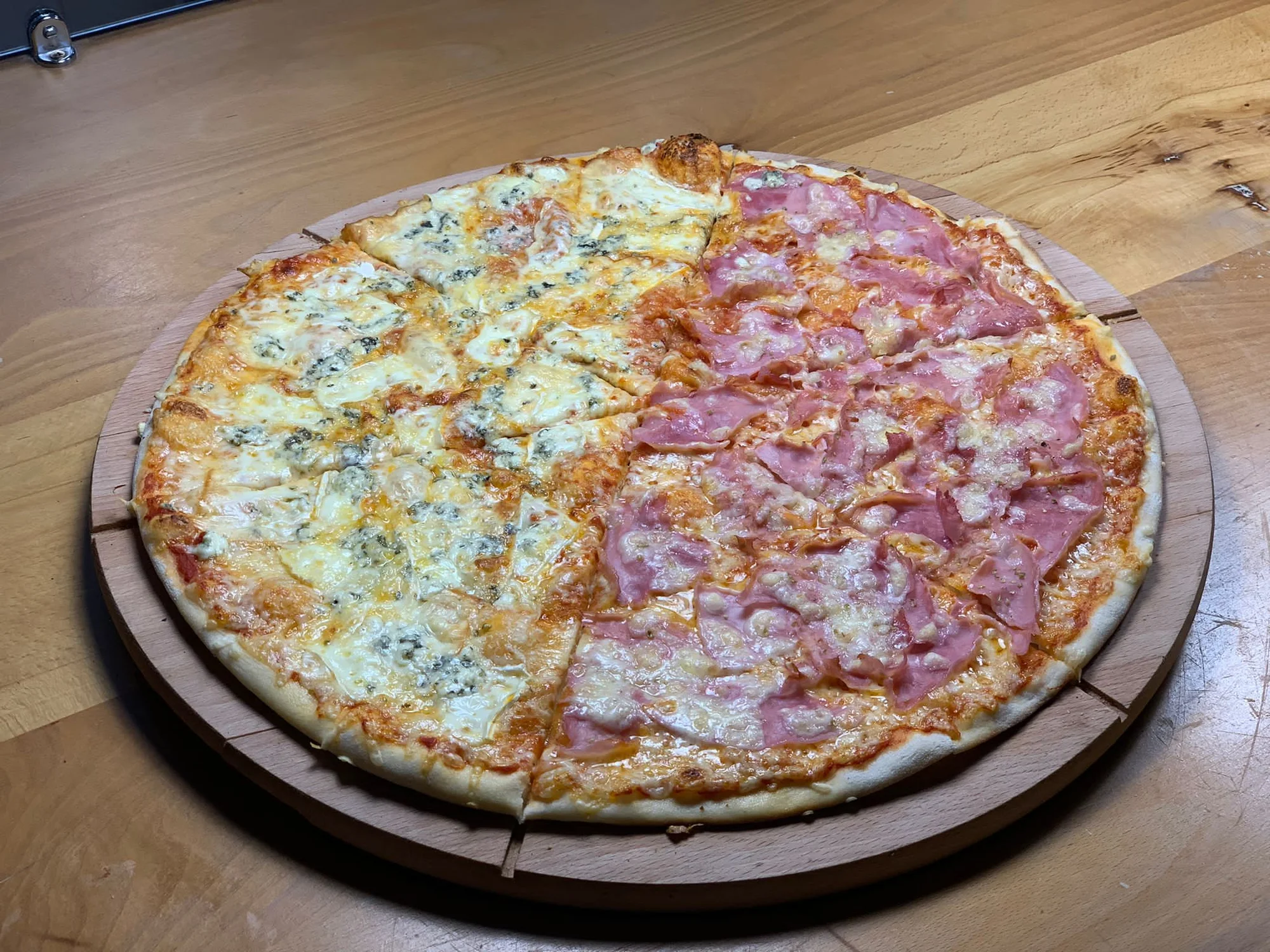 Jedna nebo dvě pizzy dle výběru na odnos s sebou: různé druhy, průměr 45 cm
