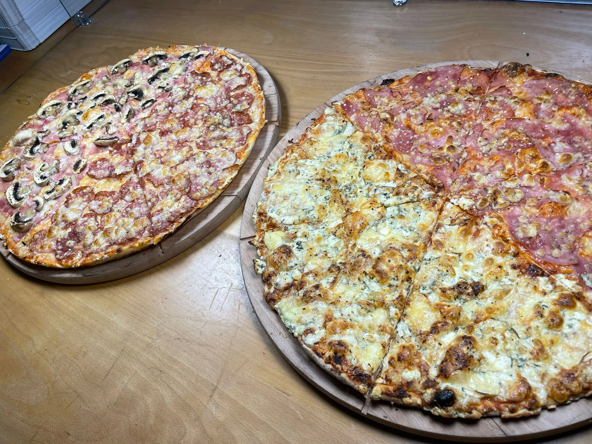 Jedna nebo dvě pizzy dle výběru na odnos s sebou: různé druhy, průměr 45 cm