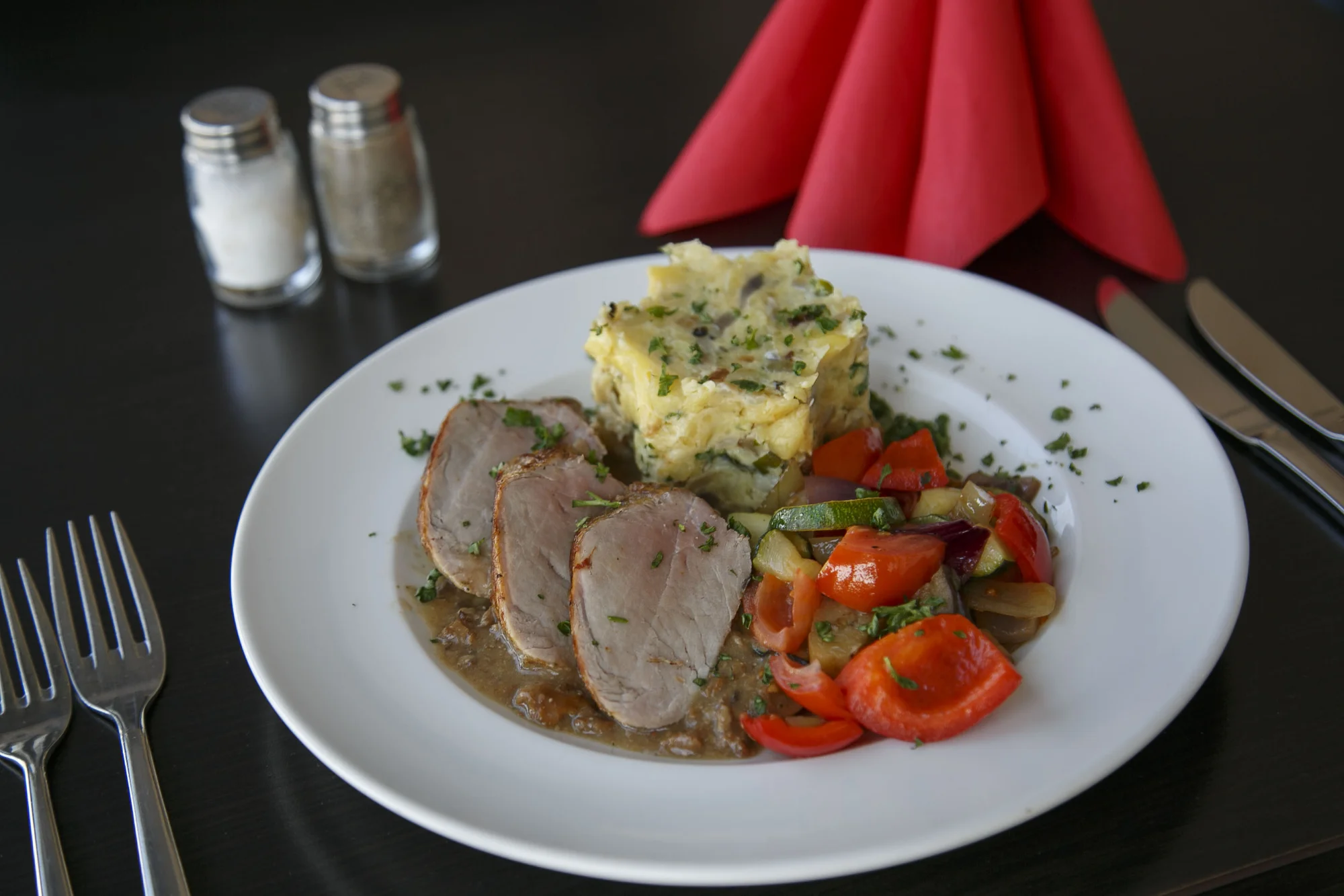 Perfektní rande: 4chodové menu a 50minutový relax ve vířivce a panoramatické sauně pro 2 osoby.