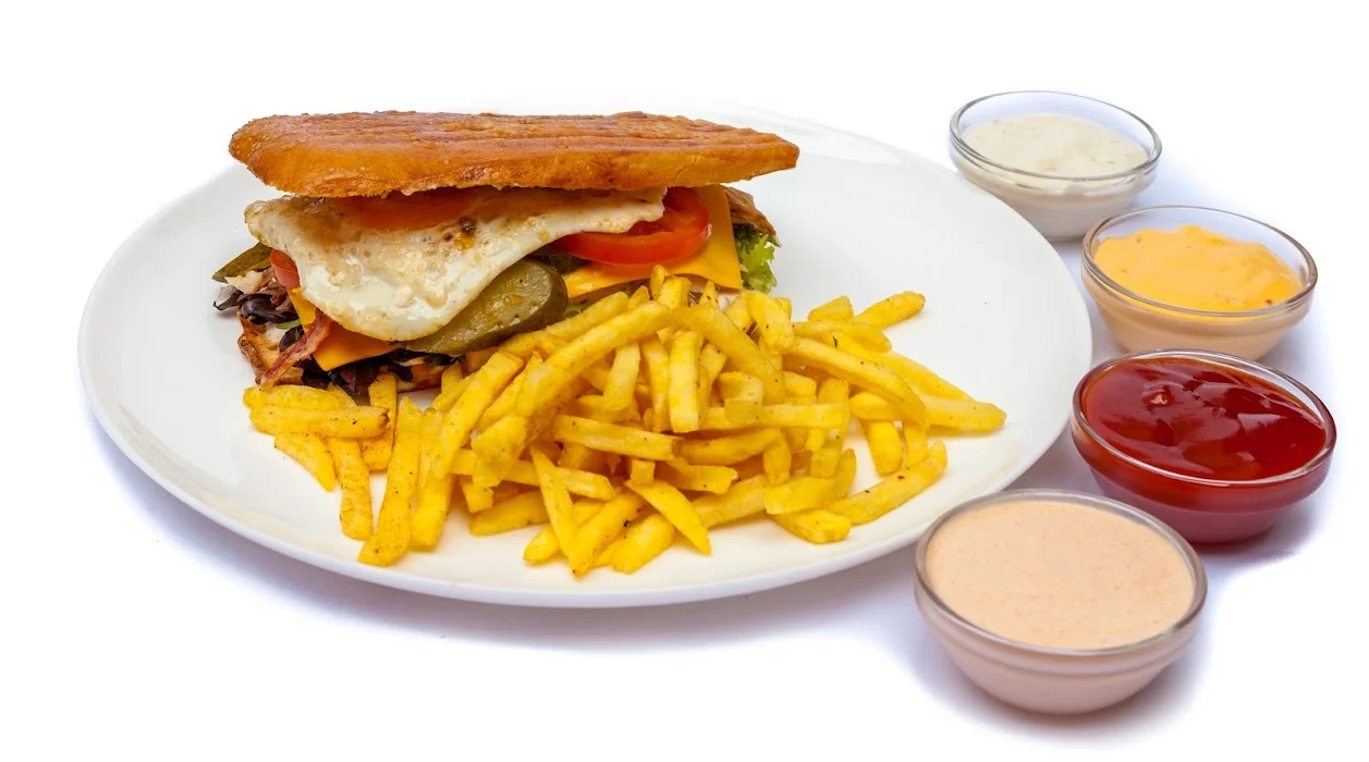 Burger, hotdog či sendvič vč. přílohy a dezertu dle výběru pro 1 i 2 osoby
