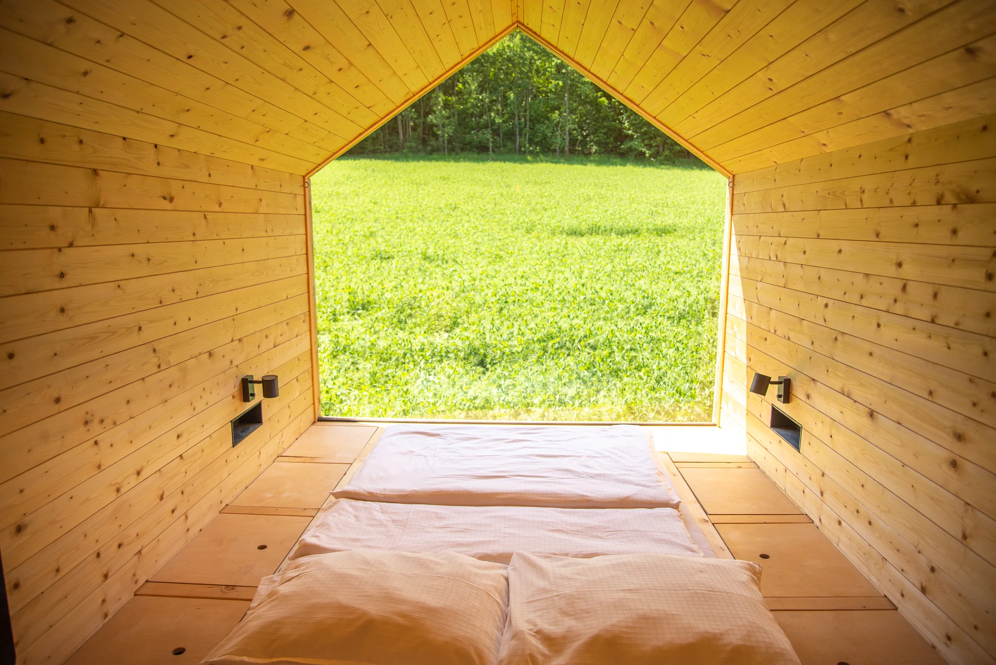 Netradiční pobyt v dřevěném domku na samotě s wellness: vyhřívaný koupací sud a venkovní sauna
