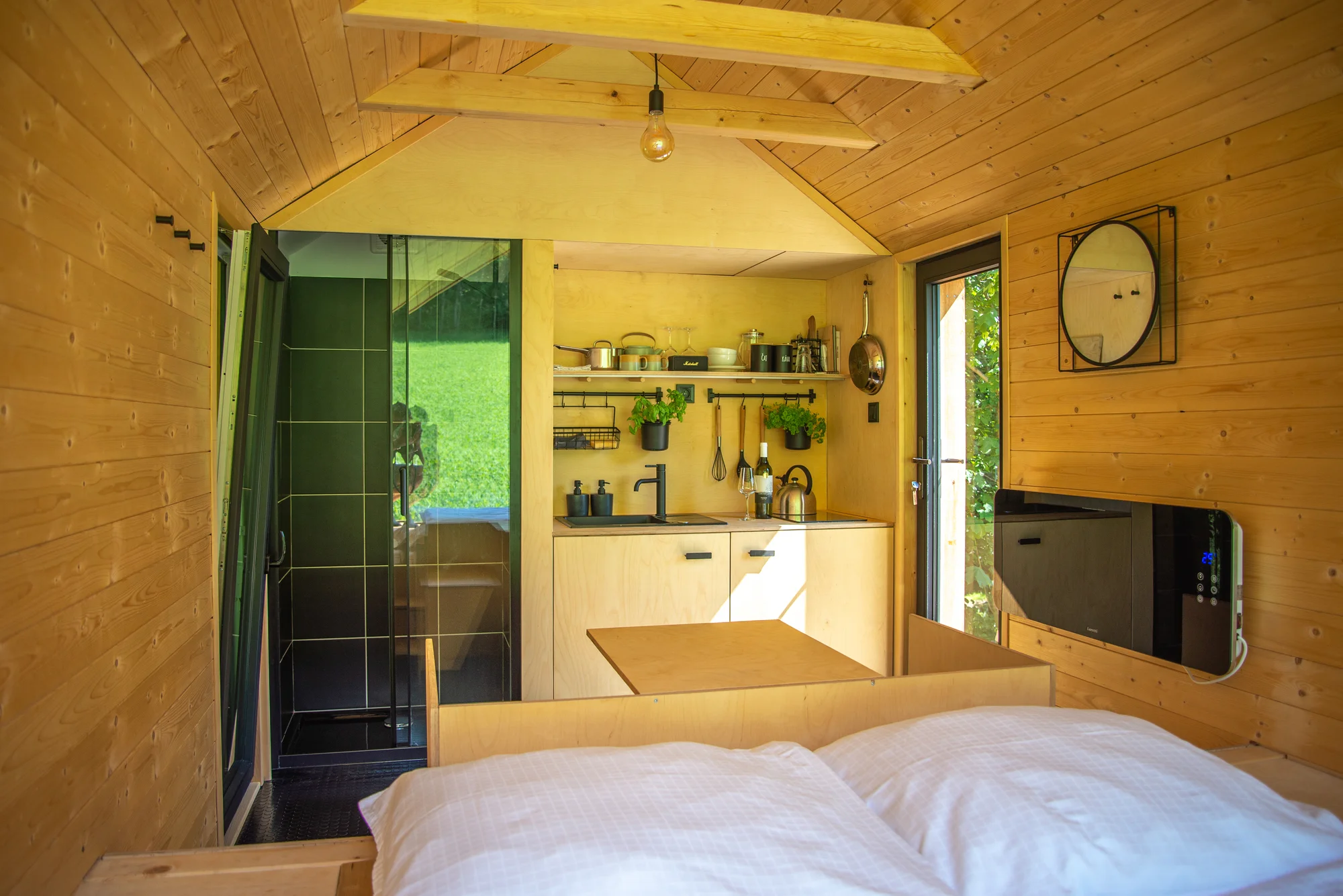 Netradiční pobyt v dřevěném domku na samotě s wellness: vyhřívaný koupací sud a venkovní sauna