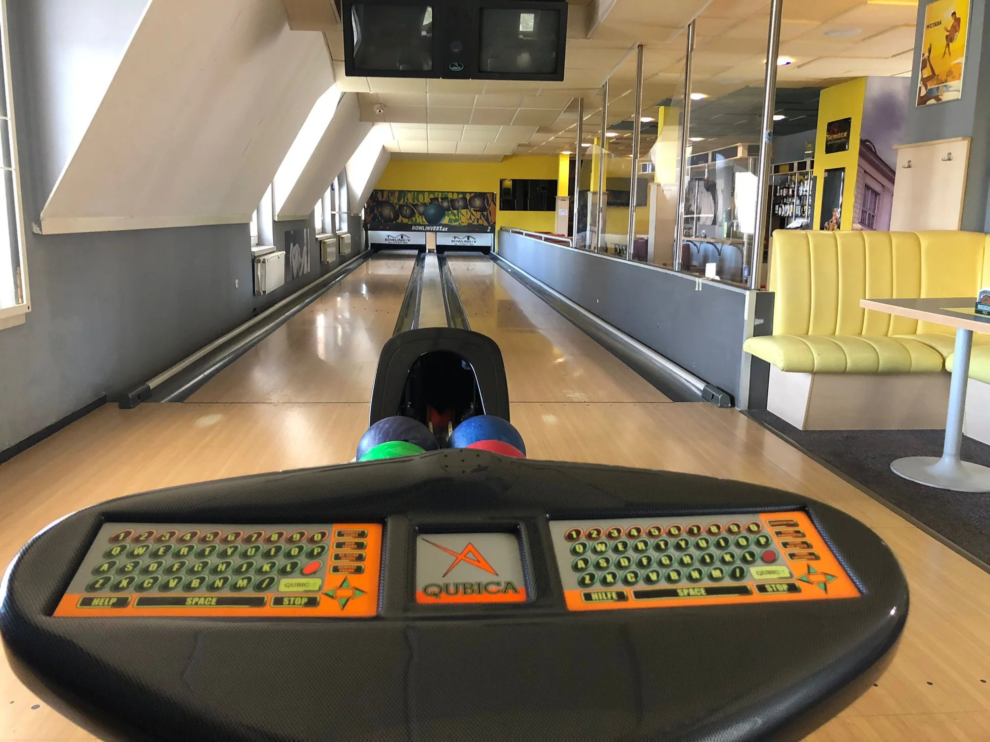 Vykutálená zábava i kulatá bašta: hodina bowlingu až pro 8 osob a jedna nebo dvě pizzy dle výběru