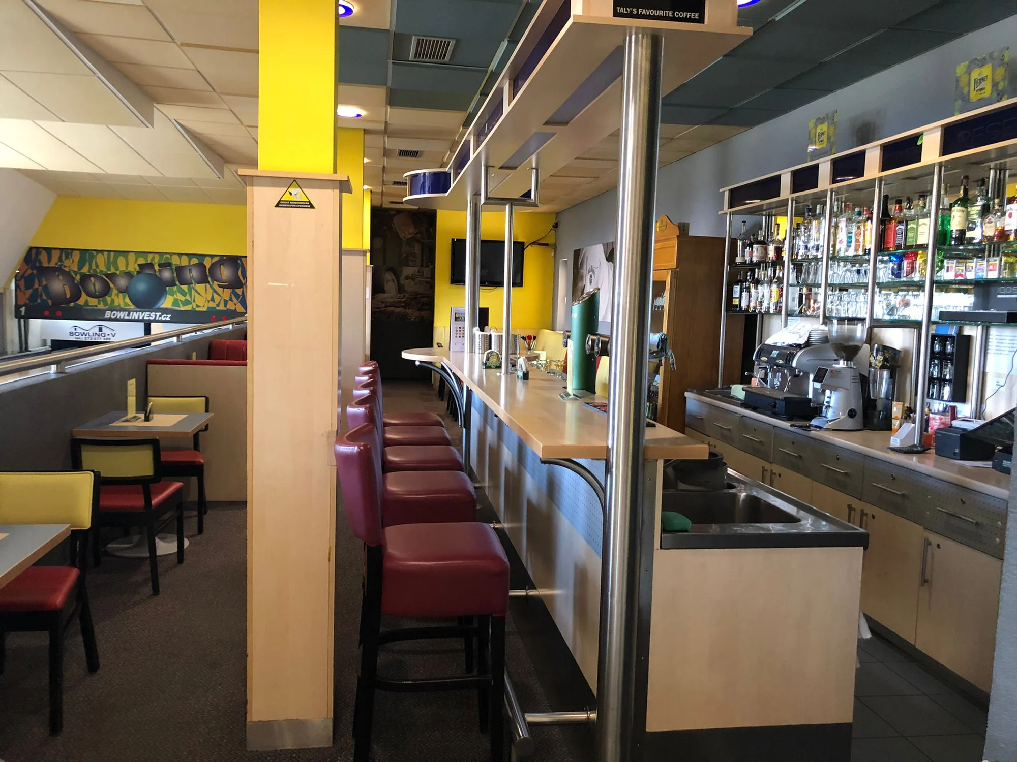 Vykutálená zábava i kulatá bašta: hodina bowlingu až pro 8 osob a jedna nebo dvě pizzy dle výběru