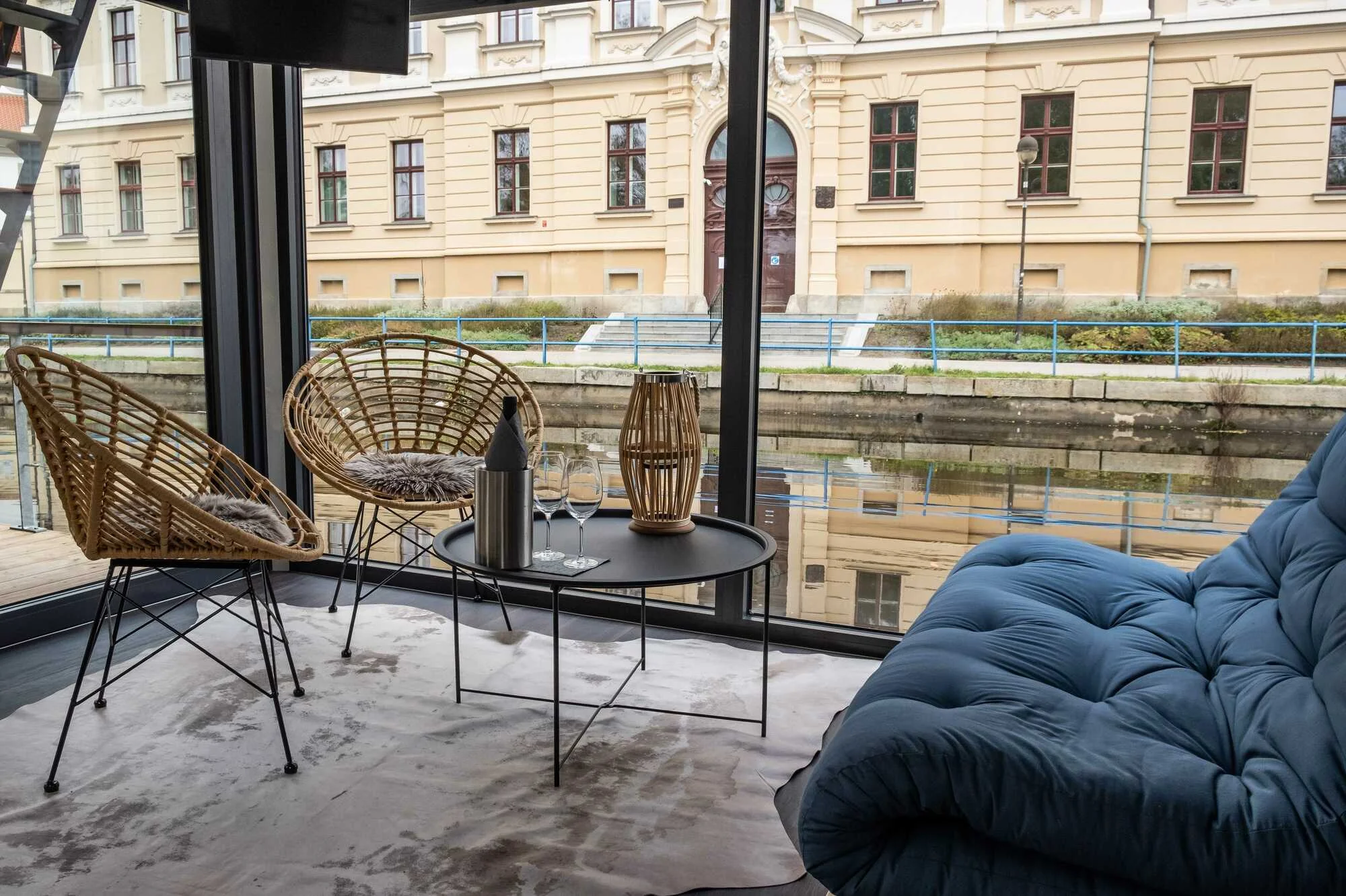 Romantika na designově zařízeném hausbótu v srdci Českých Budějovic