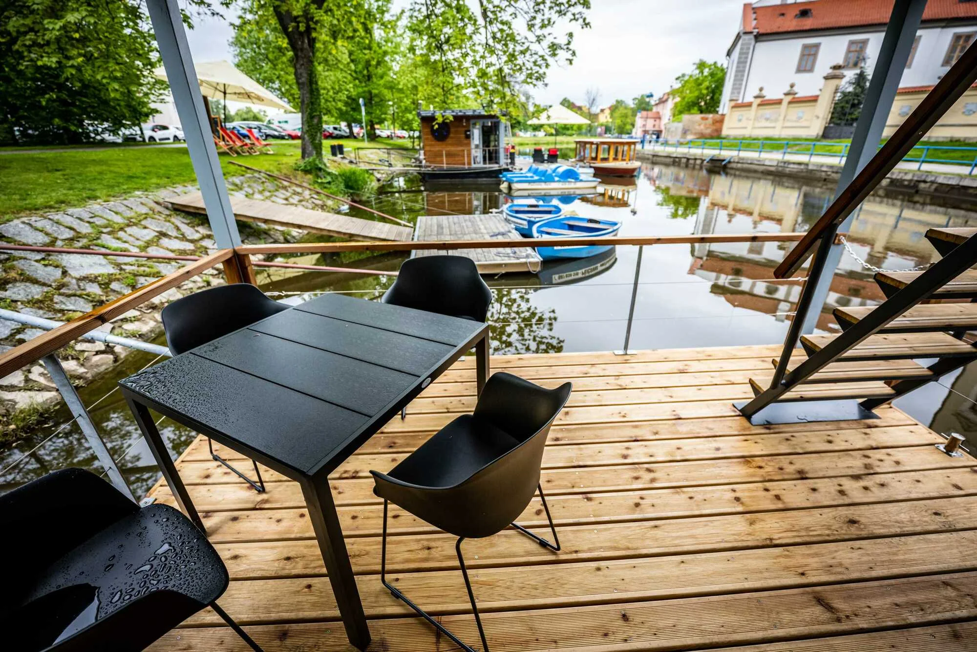Romantika na designově zařízeném hausbótu v srdci Českých Budějovic