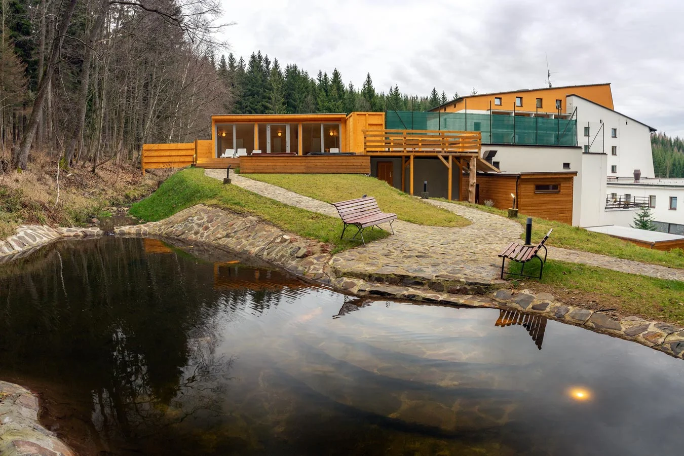 Ráj v přírodě Jeseníků s bohatou polopenzí a venkovním i vnitřním wellness, 1 km od celoroční ski arény