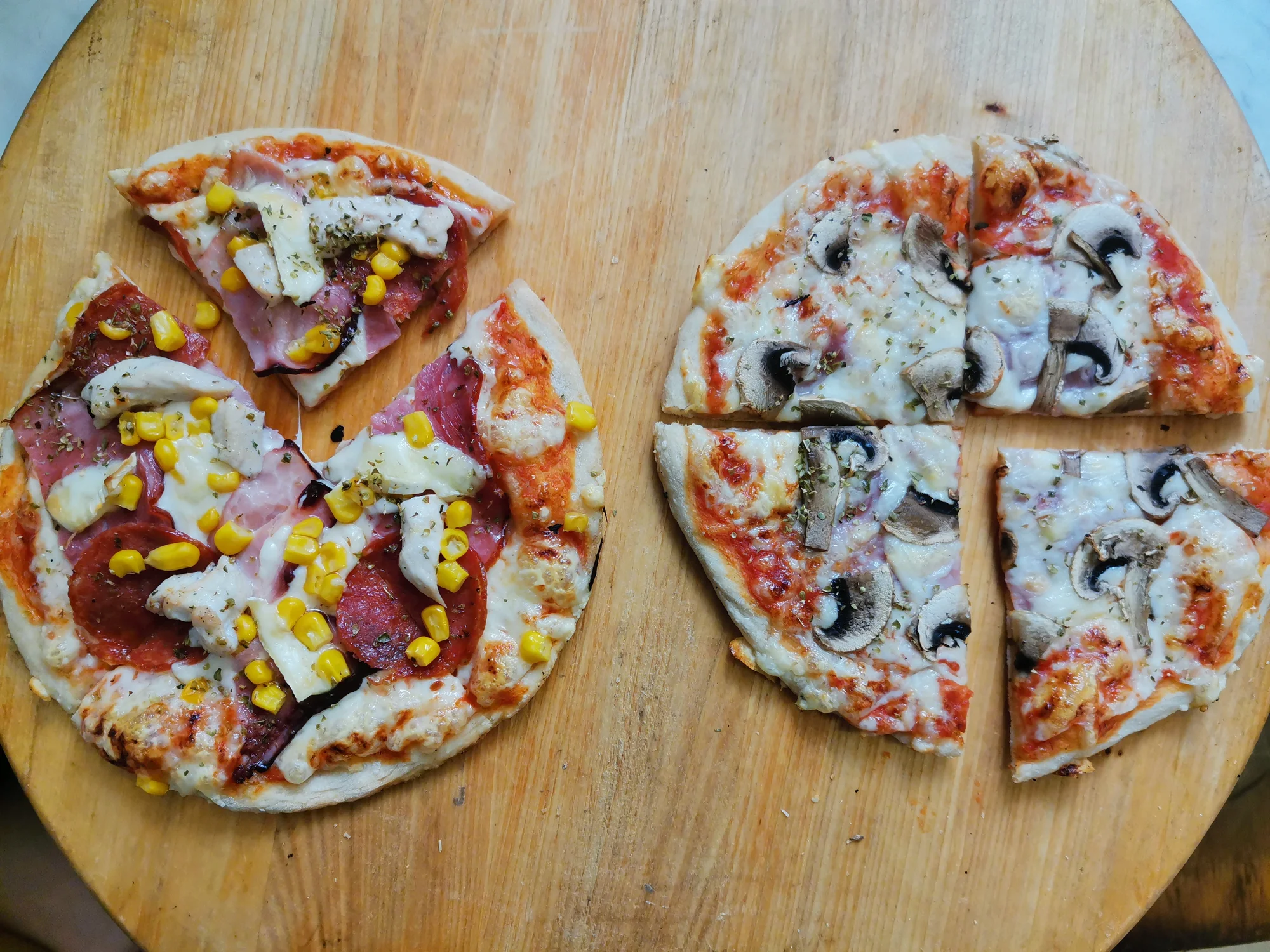 1 nebo 2 velké pizzy o průměru 45 cm, výběr z 21 druhů a rozvoz po Opavě