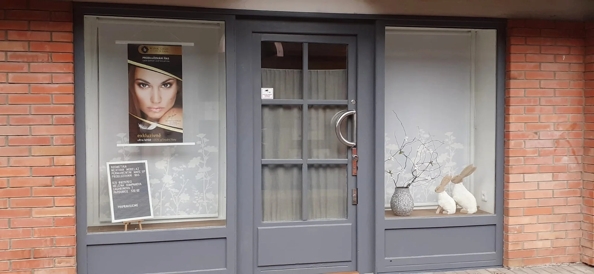 Permanentní make-up očních linek nebo obočí ve Studiu Visage