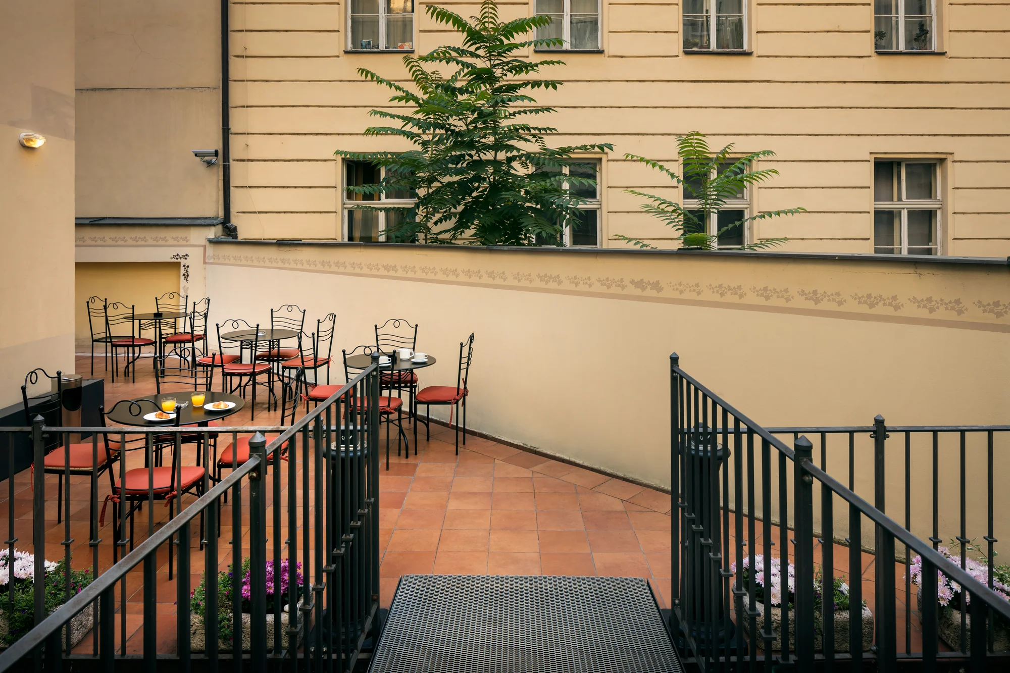 Ubytování v hotelu se snídaní v centru Prahy: 6 min pěšky od Národky, 10 min od Václaváku
