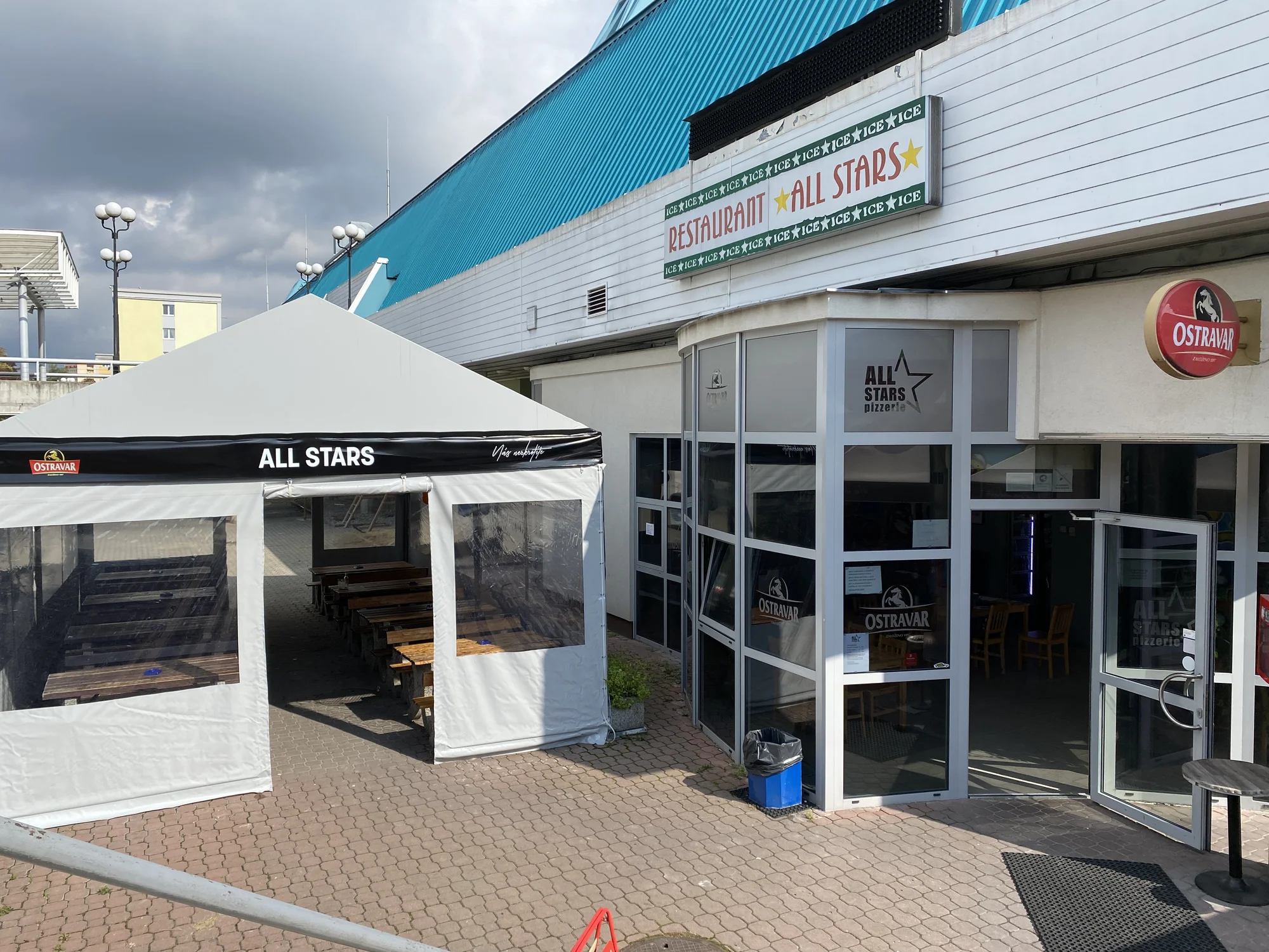 Jedna nebo dvě pizzy o průměru 33 cm podle výběru ze 17 druhů