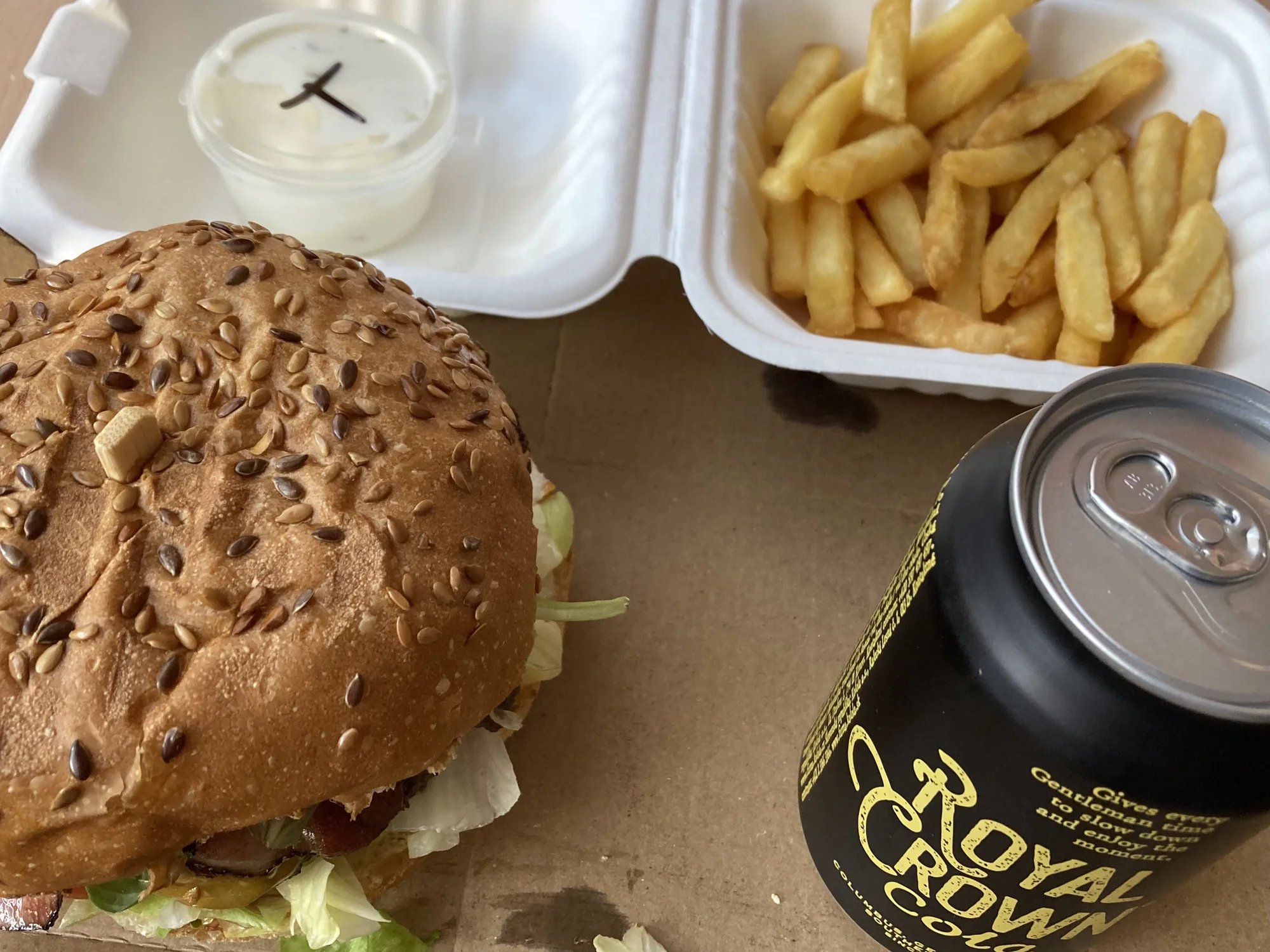 Burger menu: 100% hovězí z českého chovu, americká BBQ omáčka, hranolky i nápoj, 2 pobočky
