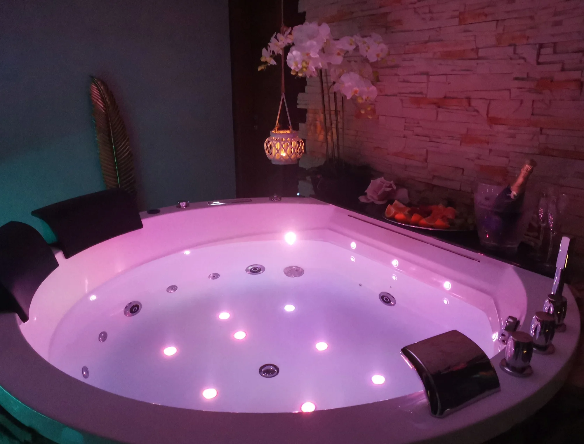 Relaxace v privátním wellness: vířivka, infrasauna, projektor i sekt