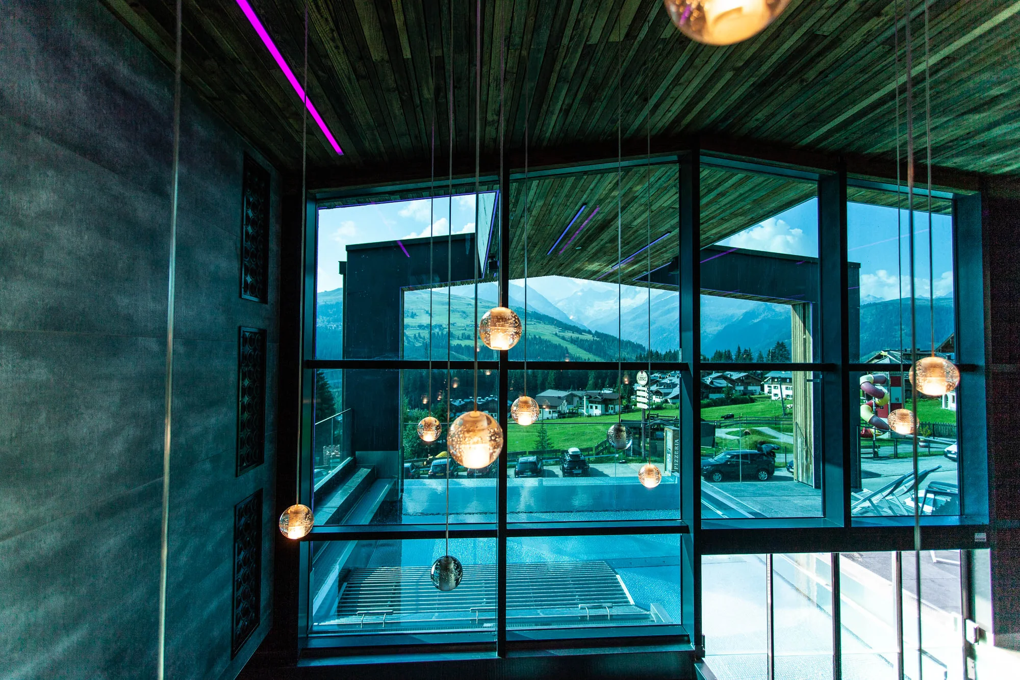 Alpský resort přímo u Zillertal Areny: polopenze, neomezený wellness, vybavení pro rodiny i karta výhod