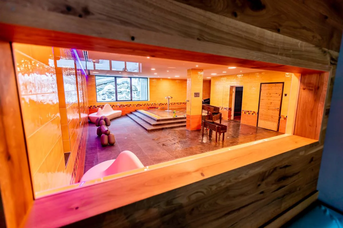 Alpský resort přímo u Zillertal Areny: polopenze, neomezený wellness, vybavení pro rodiny i karta výhod