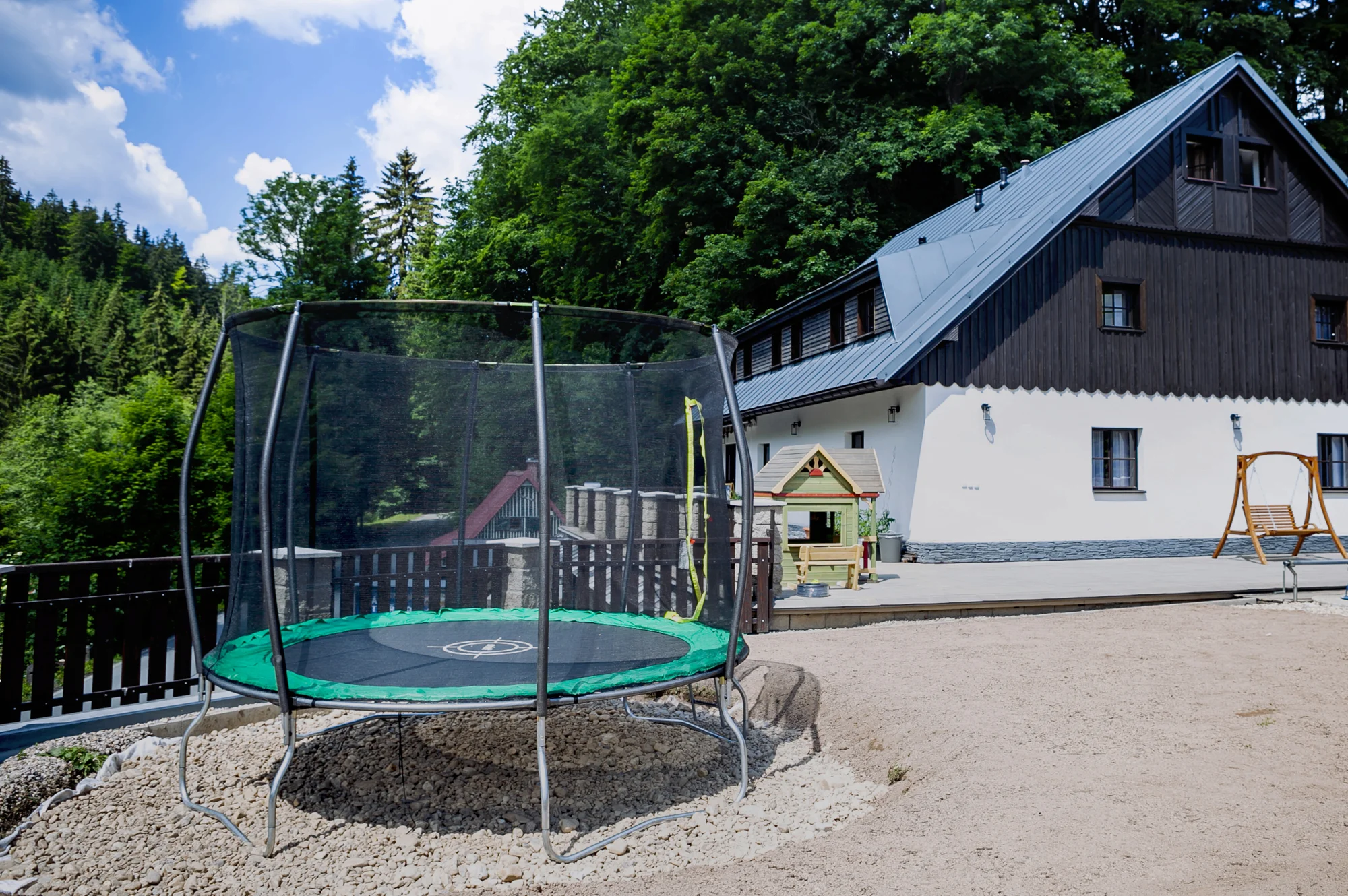 Pobyt v Krkonoších: ubytování v moderním apartmánu s privátní saunou a bazénem
