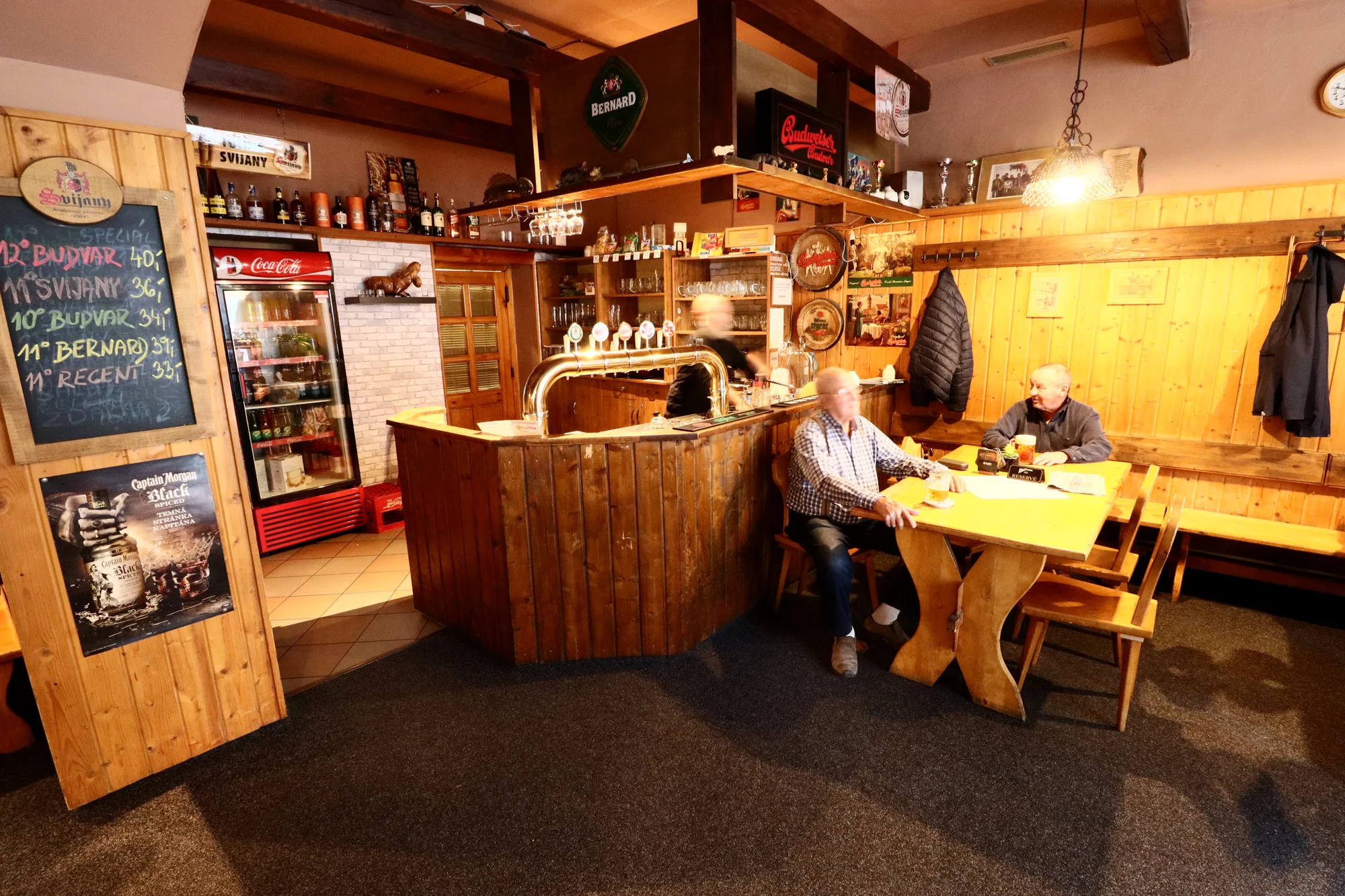 Prkno pro milovníky masa: křídla, žebra, koleno i hranolky a dipy