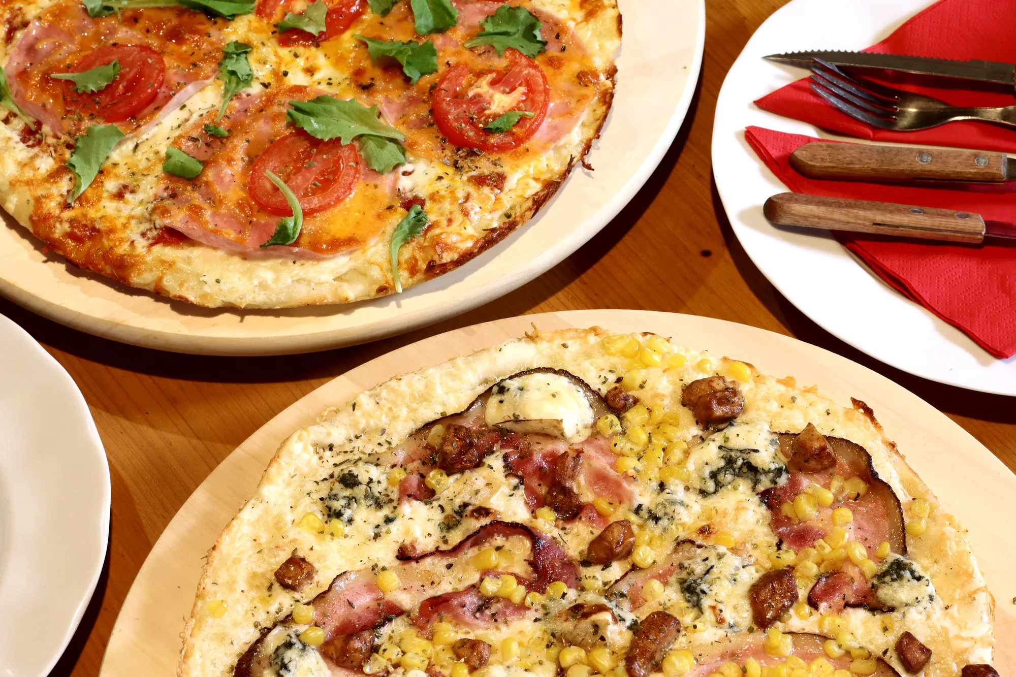 Pochutnejte si na kulatém štěstí: 1, 2 nebo 4 pizzy různých druhů, ⌀ 32 cm